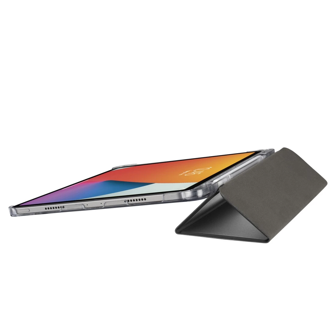 Tablet w przezroczystym etui, złożony jako podstawka, na białym tle.