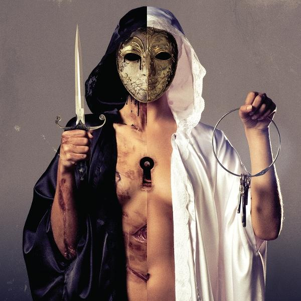 Eine Person mit einem goldenen Maskengesicht, das eine dolchartige Waffe hält.