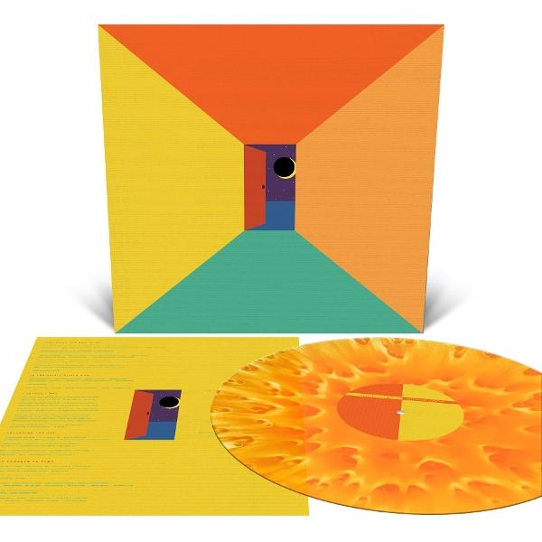 Eine Schallplatte und Hülle mit abstrakten geometrischen Mustern in Orange, Gelb und Grün.