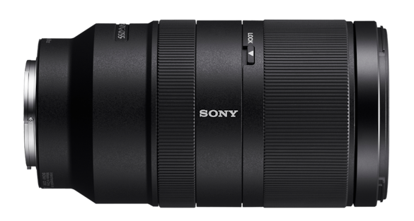Czarny obiektyw aparatu Sony z pierścieniem zoomu i pierścieniem ostrości.