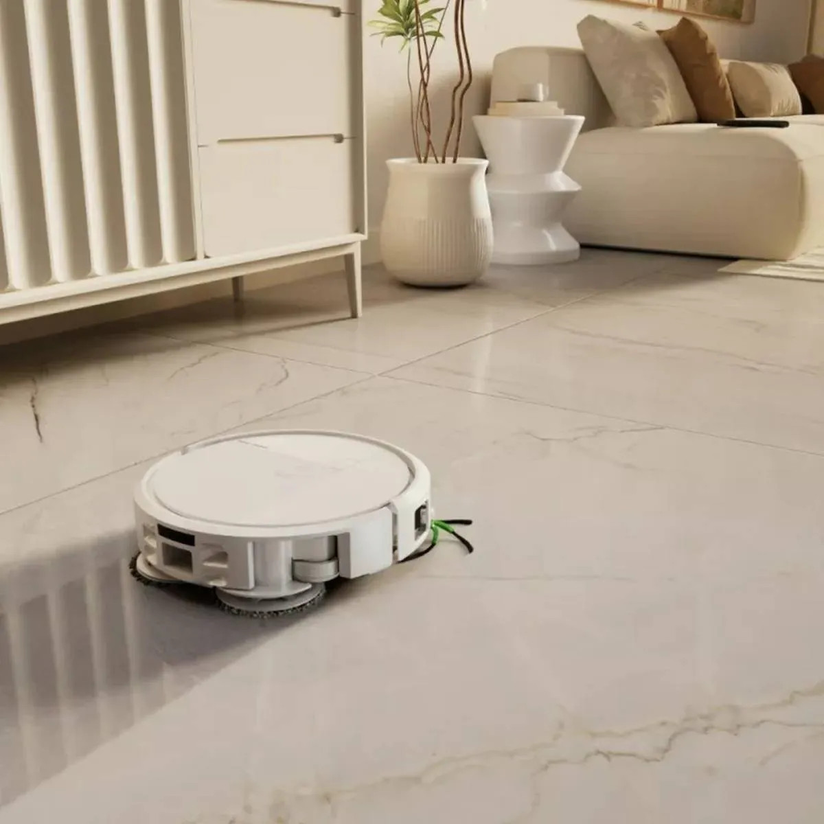 Biały robot sprzątający czyści marmurową podłogę w nowoczesnym salonie.