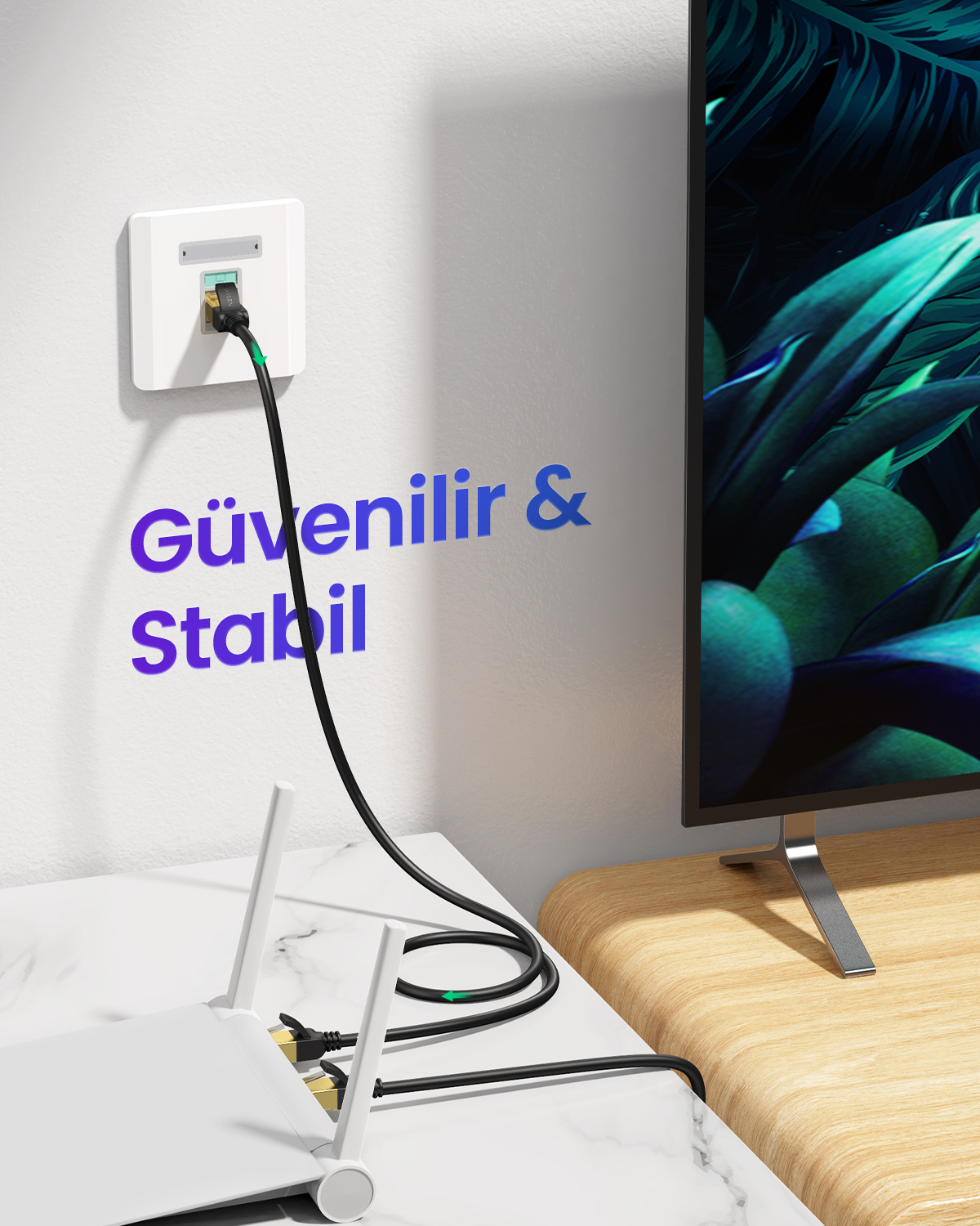 Siyah bir ağ kablosu, yönlendiriciyi bir duvar prizine bağlar.