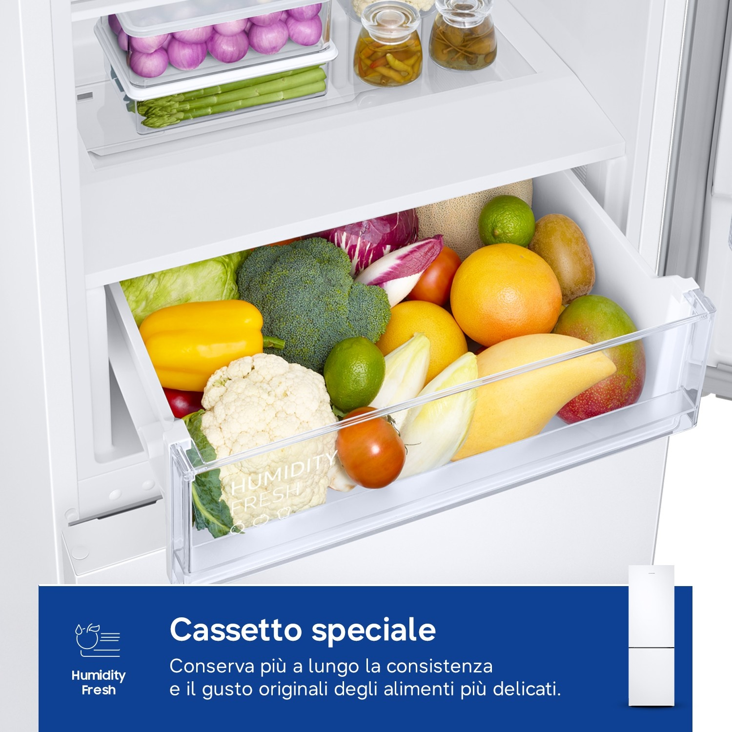 Un cassetto del frigorifero pieno di frutta e verdura, tra cui arance, broccoli e peperoni.
