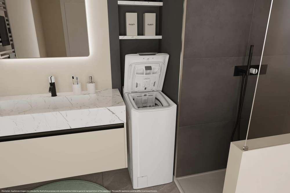 Une machine à laver blanche, couvercle ouvert, à côté d'un lavabo en marbre dans une salle de bain moderne.