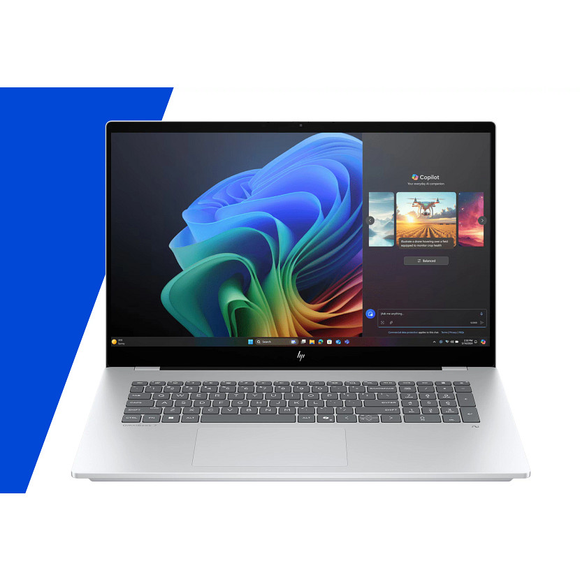Een zilveren laptop toont een kleurrijke desktopachtergrond en een Copilot-venster.