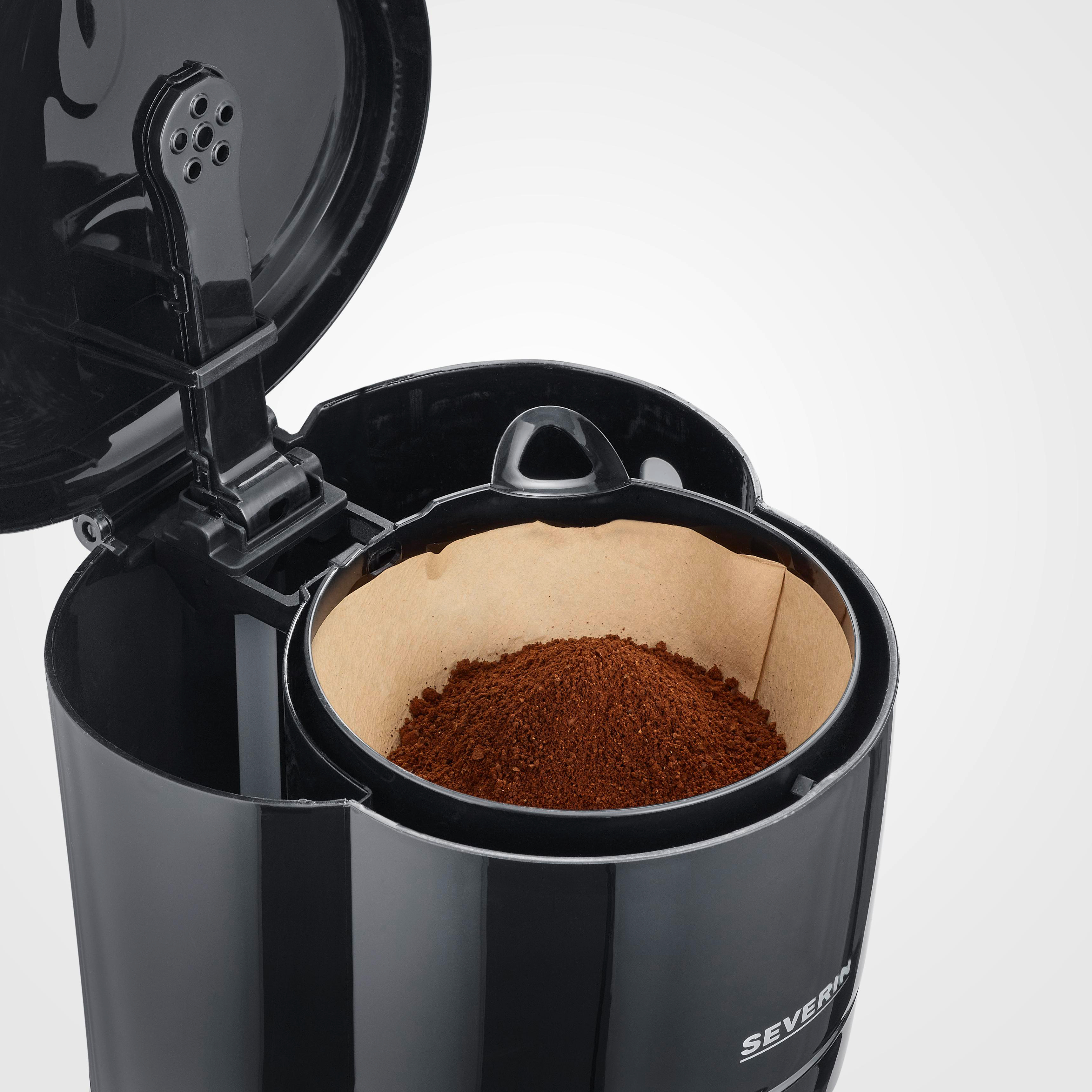 Schwarze Kaffeemaschine mit Kaffeefilter und gemahlenem Kaffee.