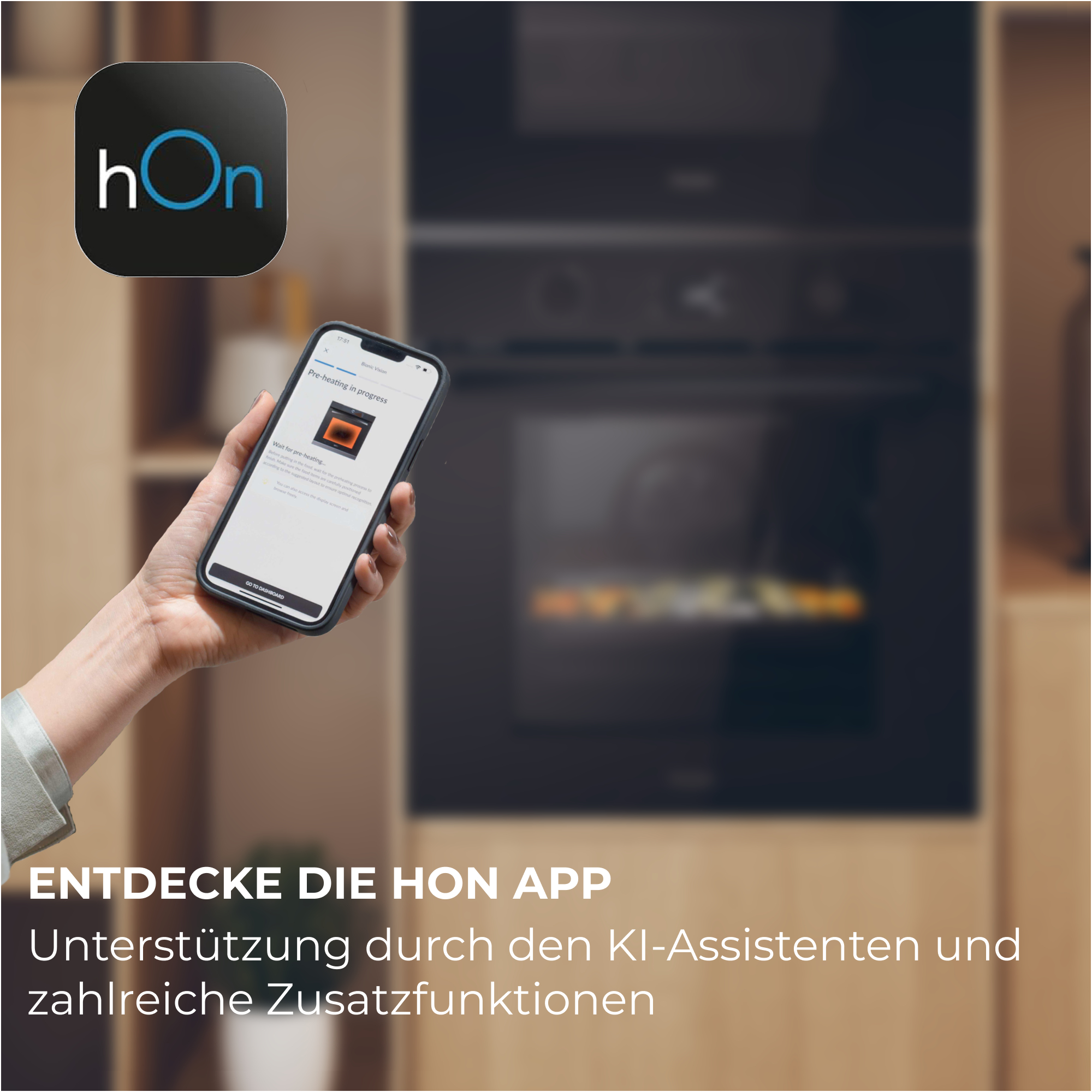 Hand hält Smartphone mit hon App vor einem modernen Backofen. Die App zeigt 