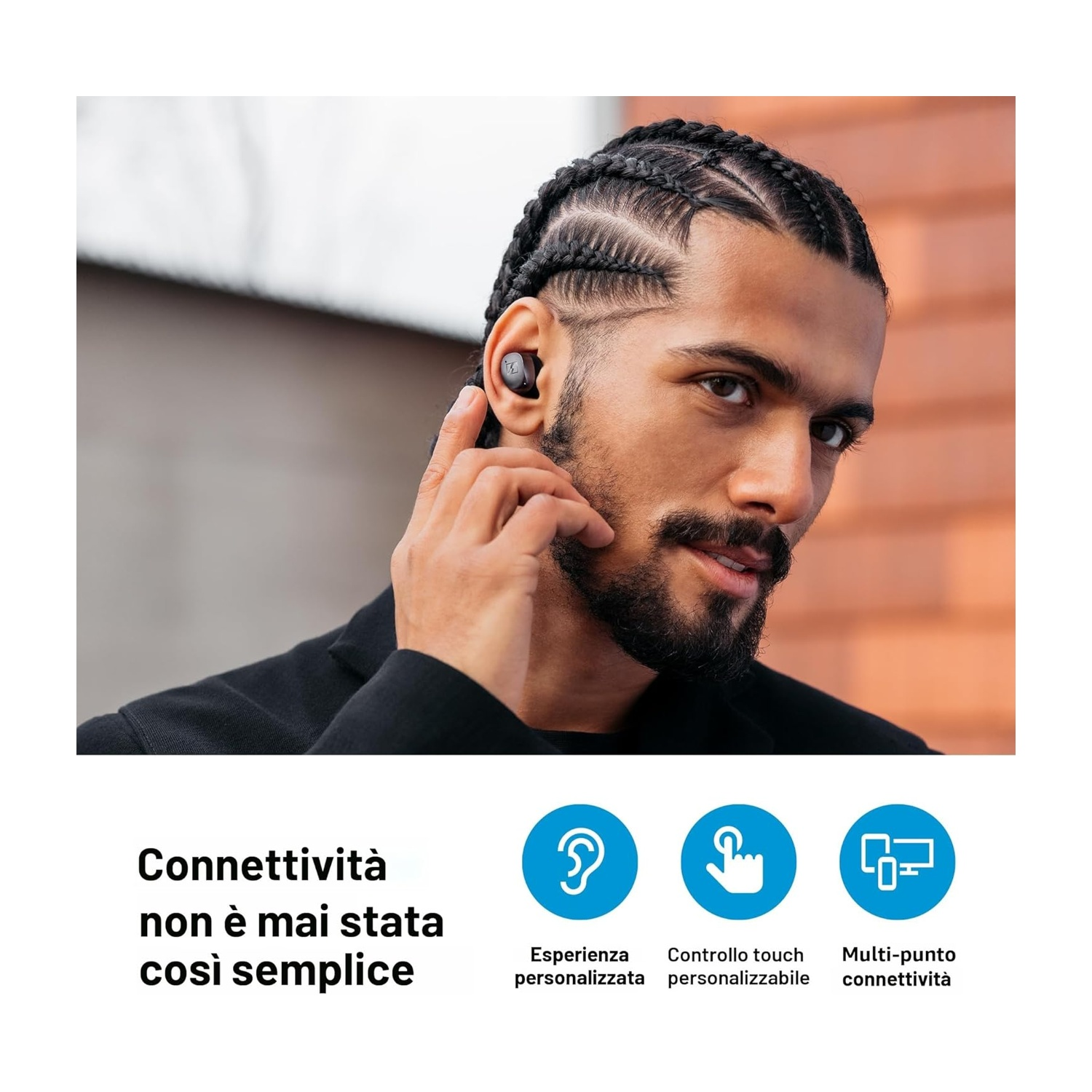 Uomo con treccine indossa auricolari. Icone mostrano orecchio, dito su touchpad, dispositivi.