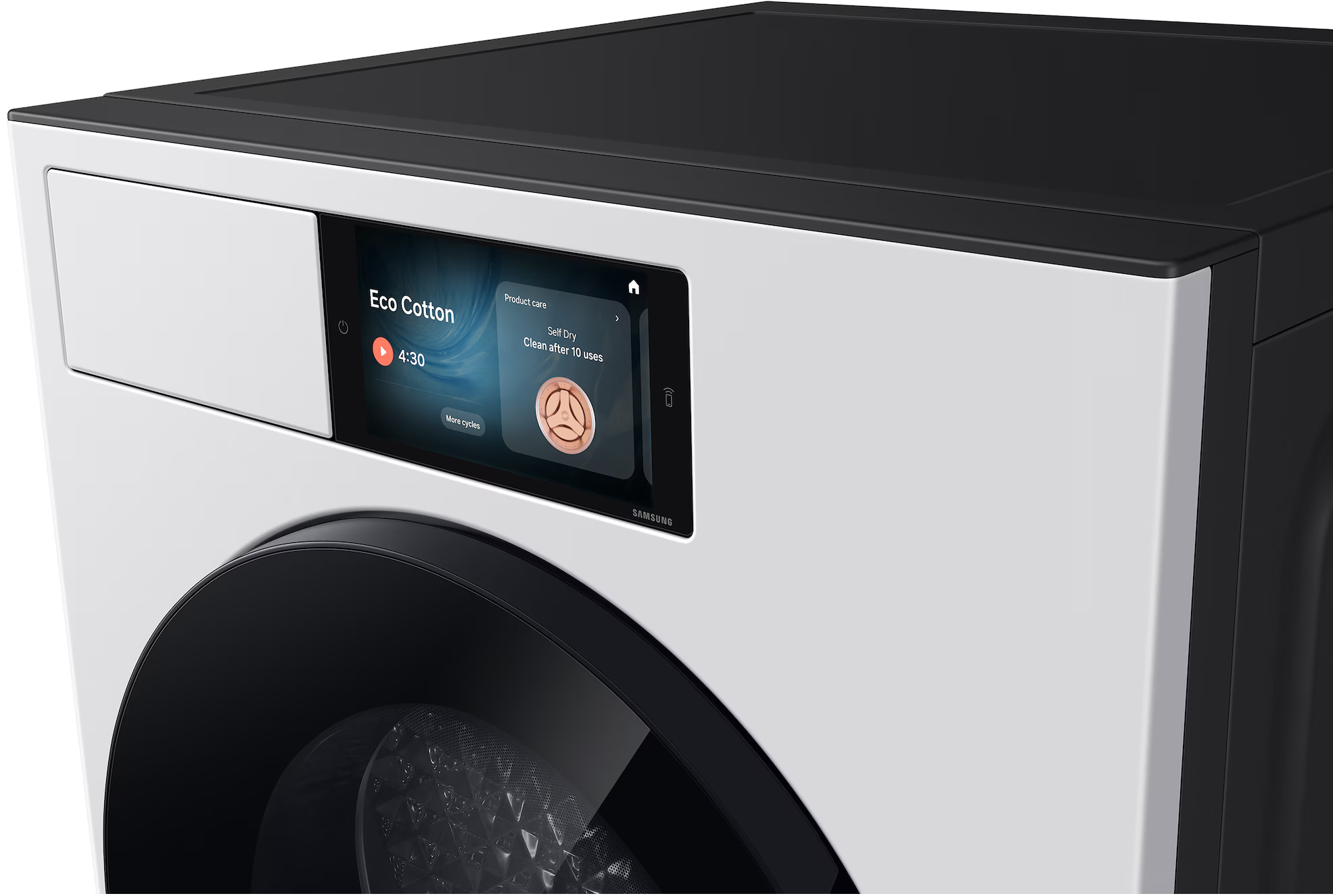 Eine weiße Waschmaschine mit einem Touchscreen-Display, das "Eco Cotton" anzeigt.