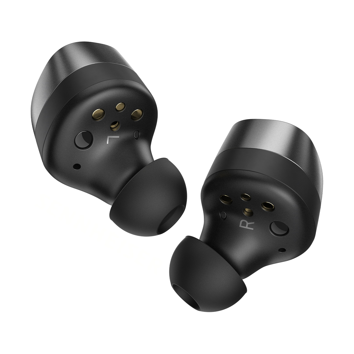 Due auricolari wireless neri con contatti di ricarica dorati e punte in silicone, su sfondo bianco.