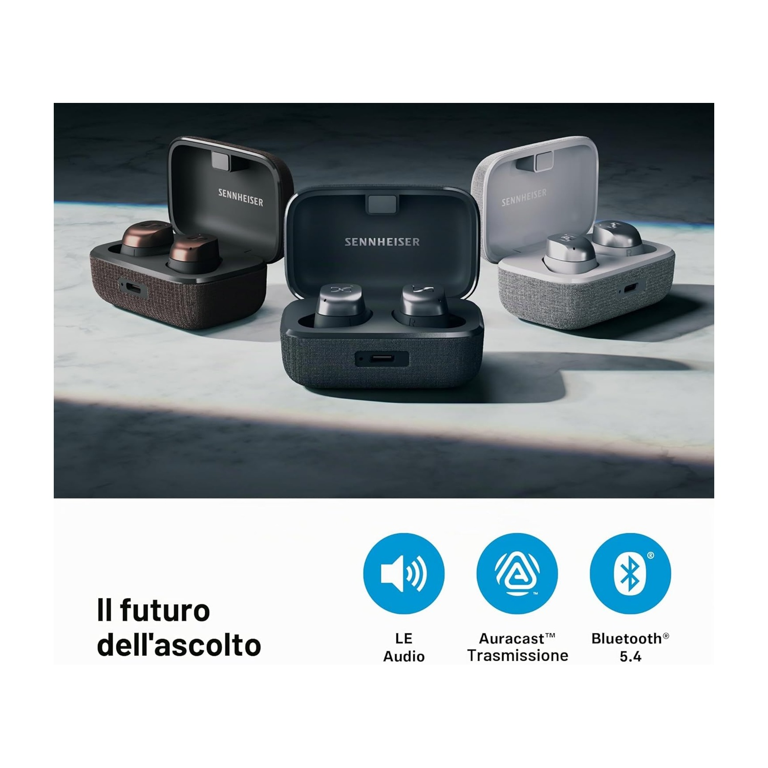 Tre set di auricolari Sennheiser in colori diversi, con custodie.