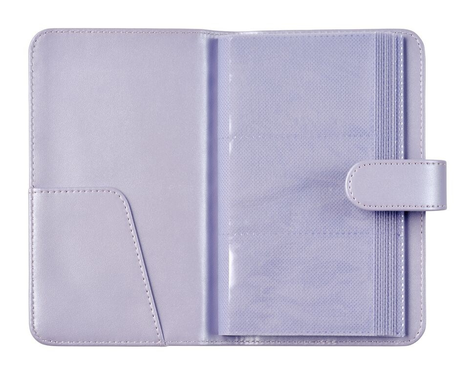 Otwarte, fioletowe etui na zdjęcia z przegródkami i zapięciem na zatrzask.