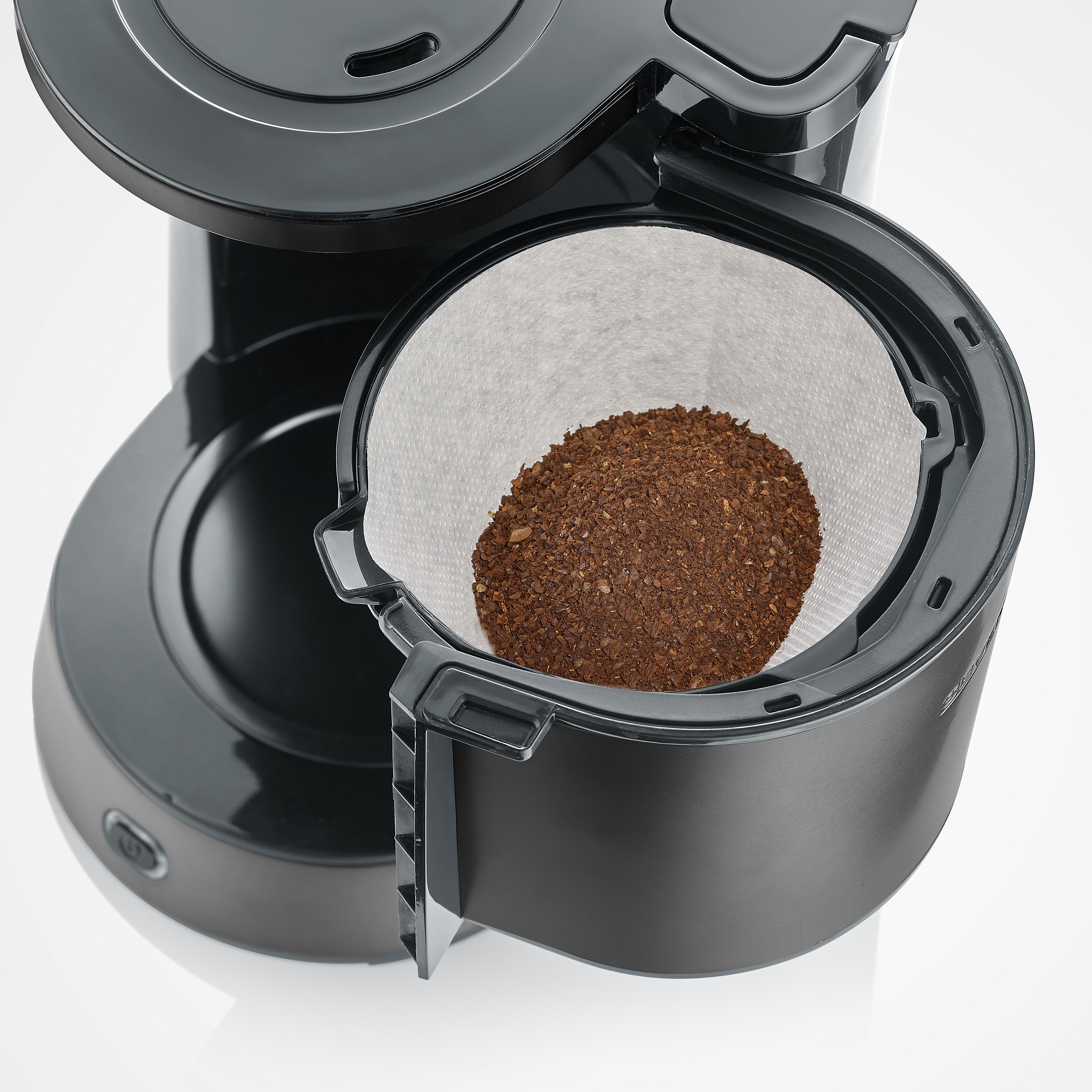 Eine schwarze Kaffeemaschine mit Kaffeesatz in einem Papierfilter.
