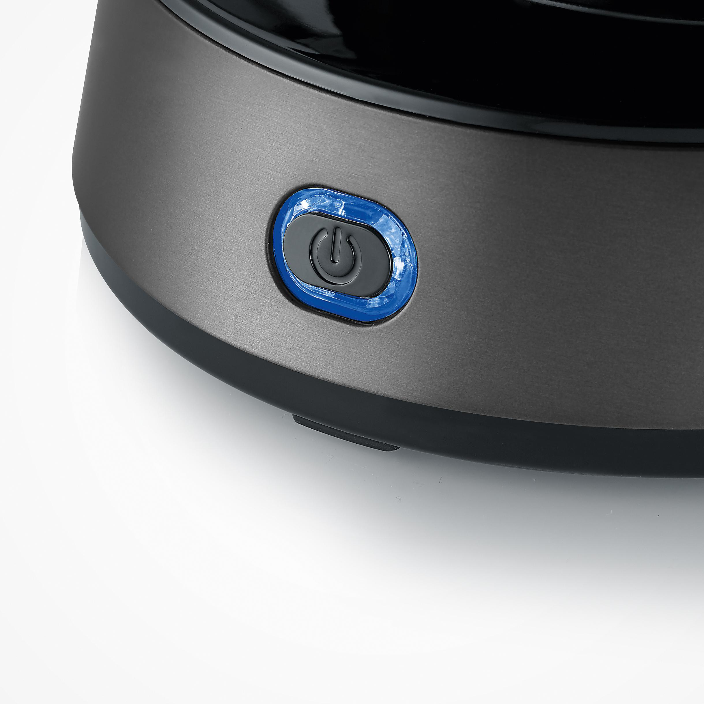 Ein grauer Knopf mit einem blauen Rand und einem Power-Symbol.