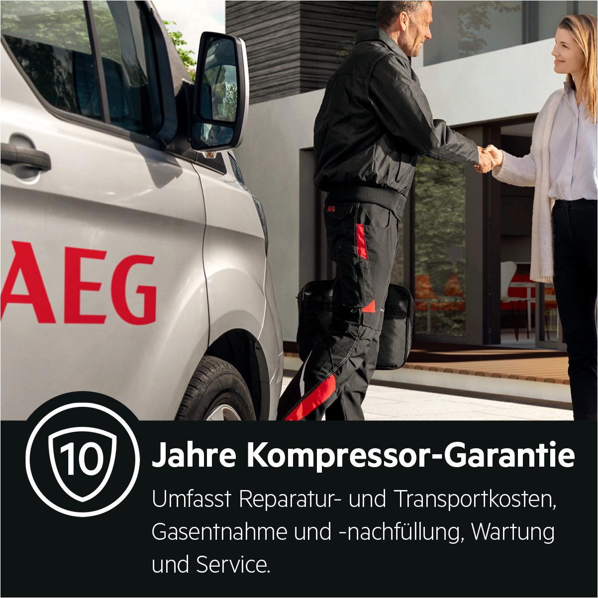 Mann in AEG Arbeitskleidung schüttelt Frau die Hand vor einem Haus.