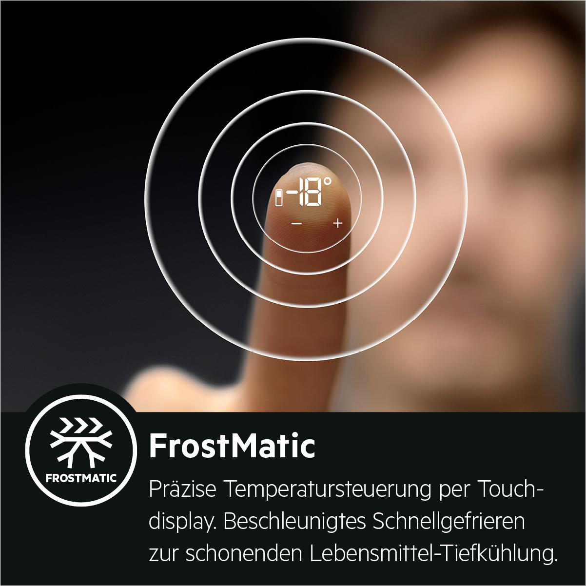 Ein Finger berührt ein Display mit -18°C und dem FrostMatic Logo.