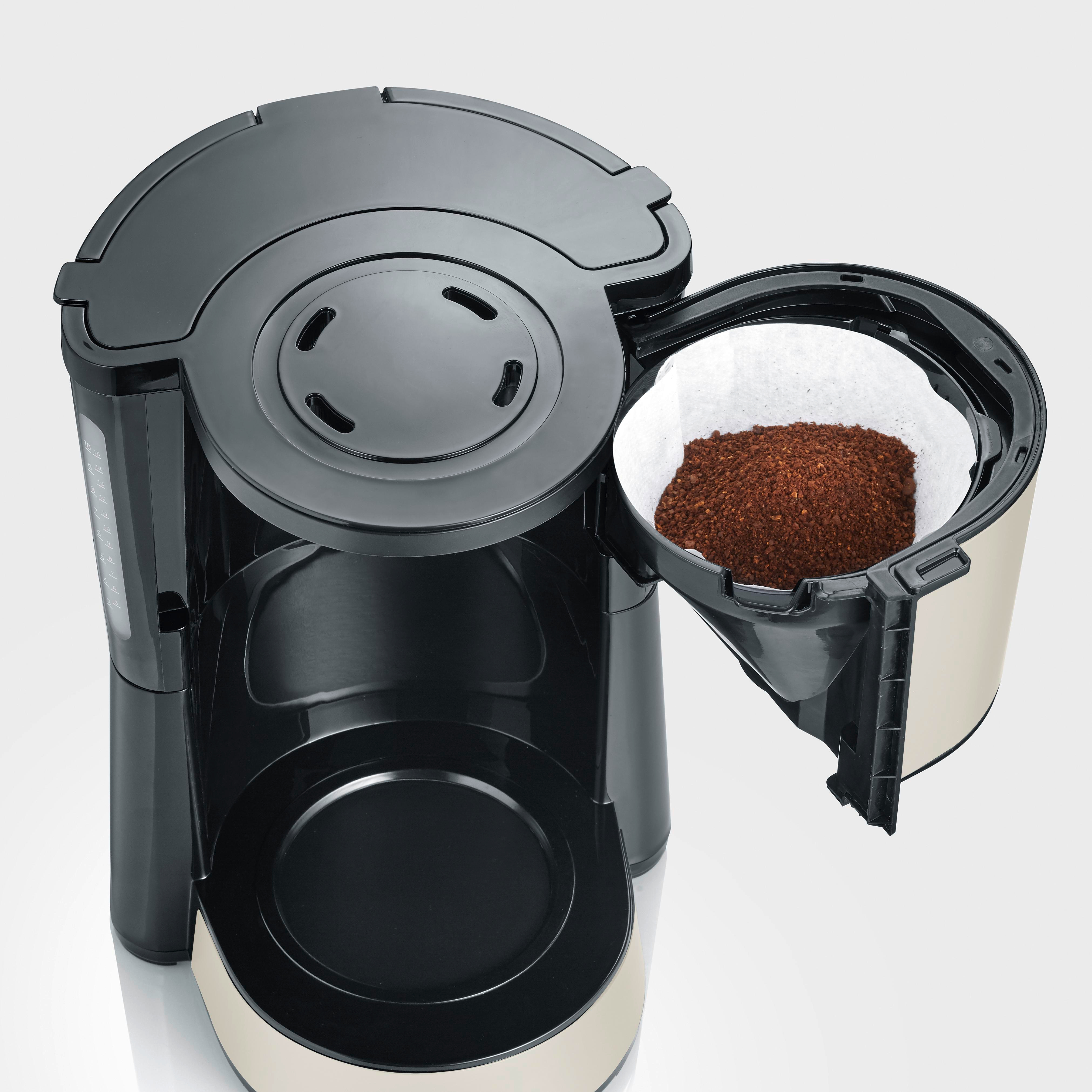 Eine schwarze Kaffeemaschine mit Kaffeesatz in einem Papierfilter.