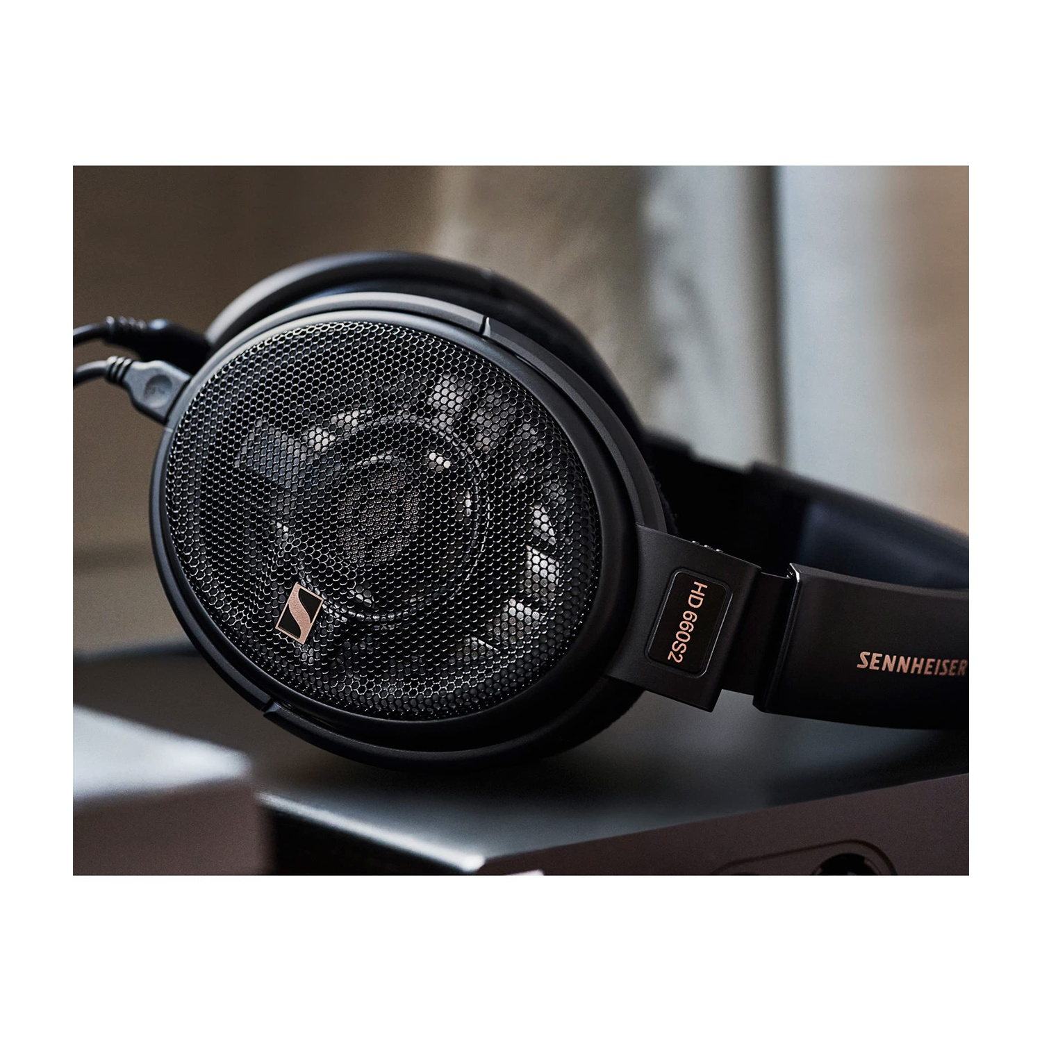 Cuffie Sennheiser HD 660S2 nere con griglia a rete e logo.
