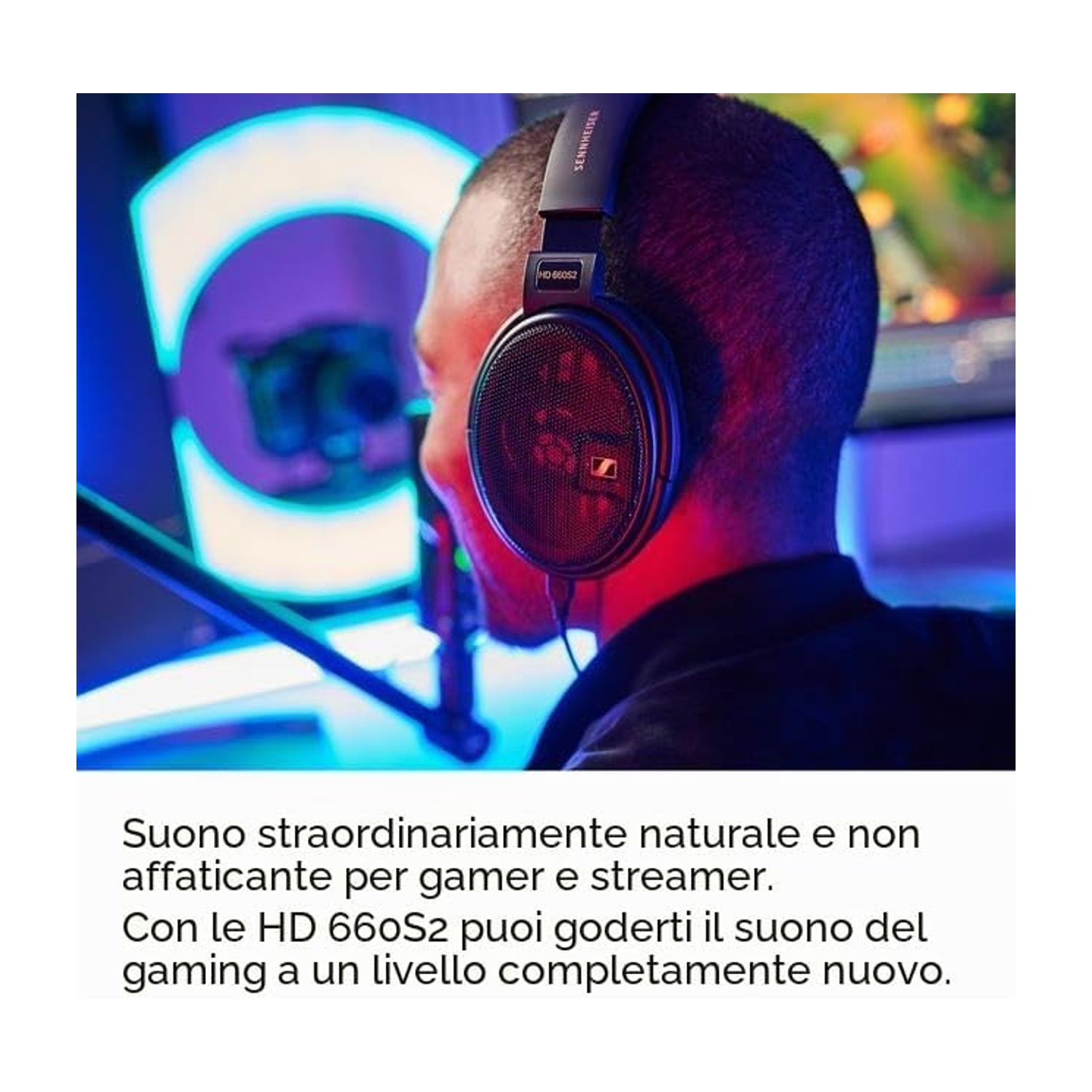Uomo con cuffie Sennheiser HD 660S2, davanti a setup da gioco illuminato.