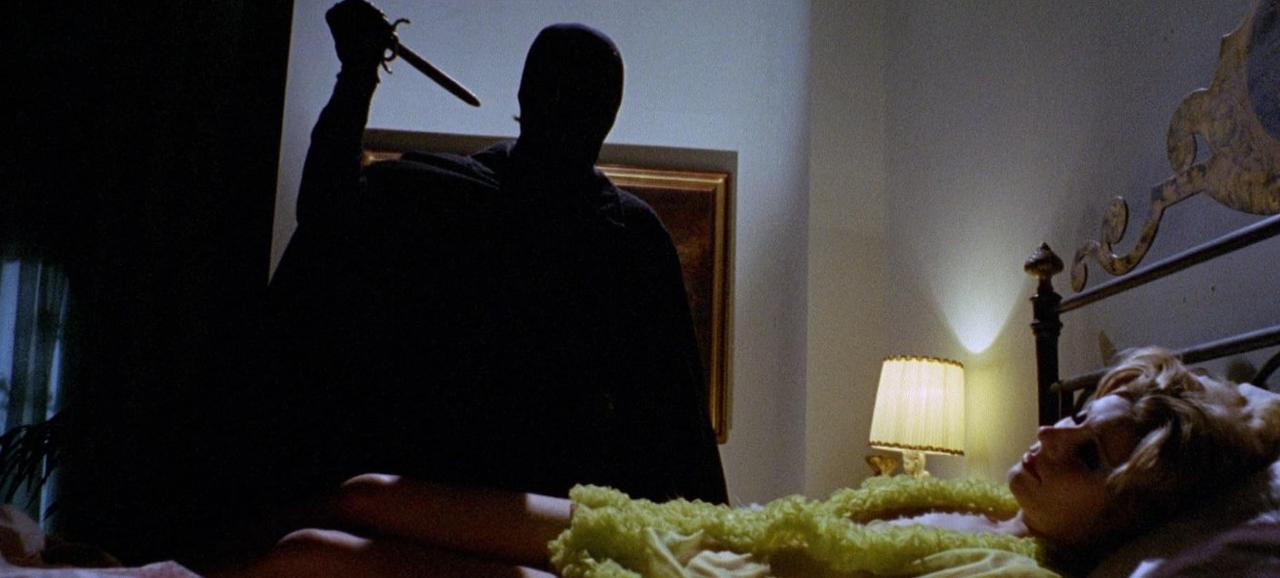 Eine Silhouette mit Messer bedroht eine Frau im Bett.