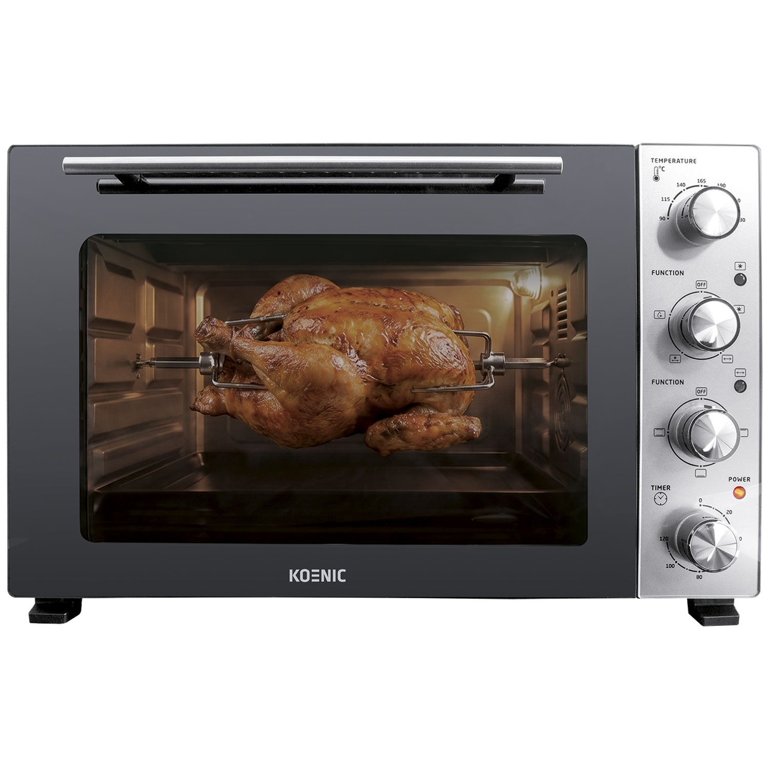 Een goudbruine rotisseriekip draait in een Koenic oven op een spit.