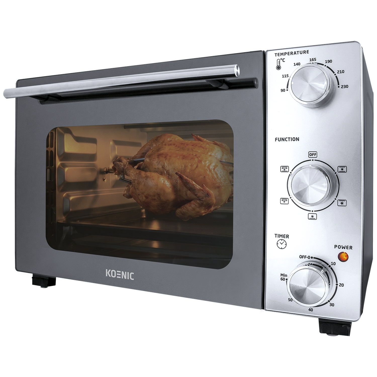 Een gebraden kip draait in een Koenic oven met zilveren bedieningsknoppen.