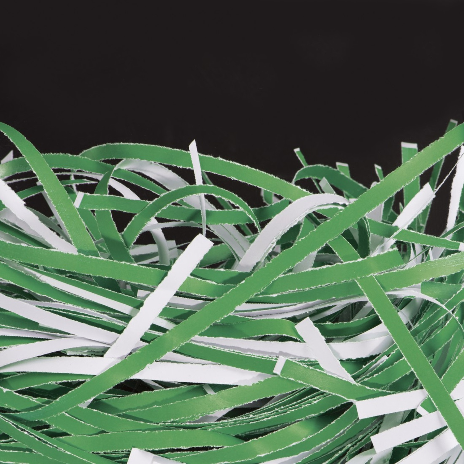 Bandes de papier vertes et blanches sur fond noir.