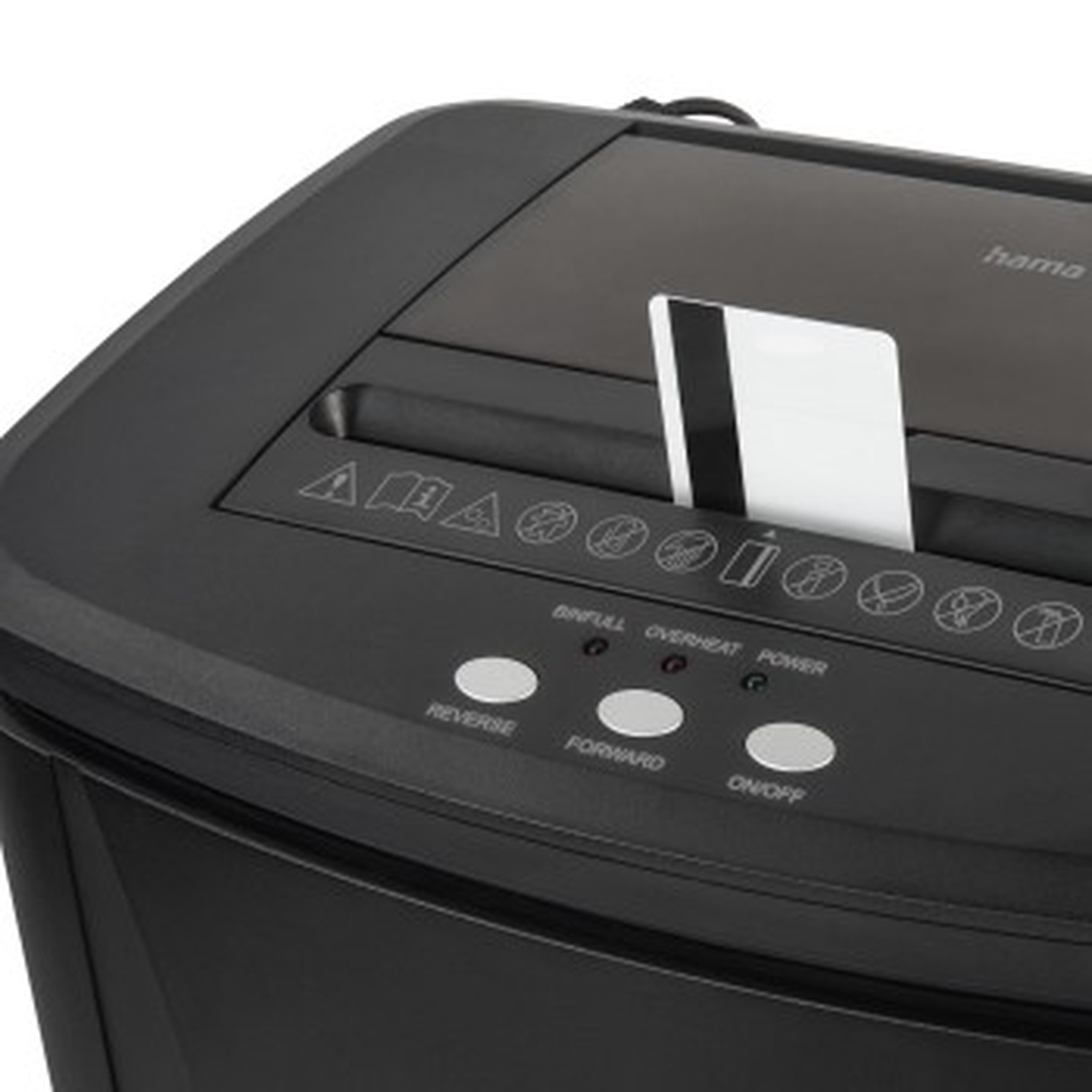 Een zwarte papiervernietiger met een creditcard in de invoersleuf.