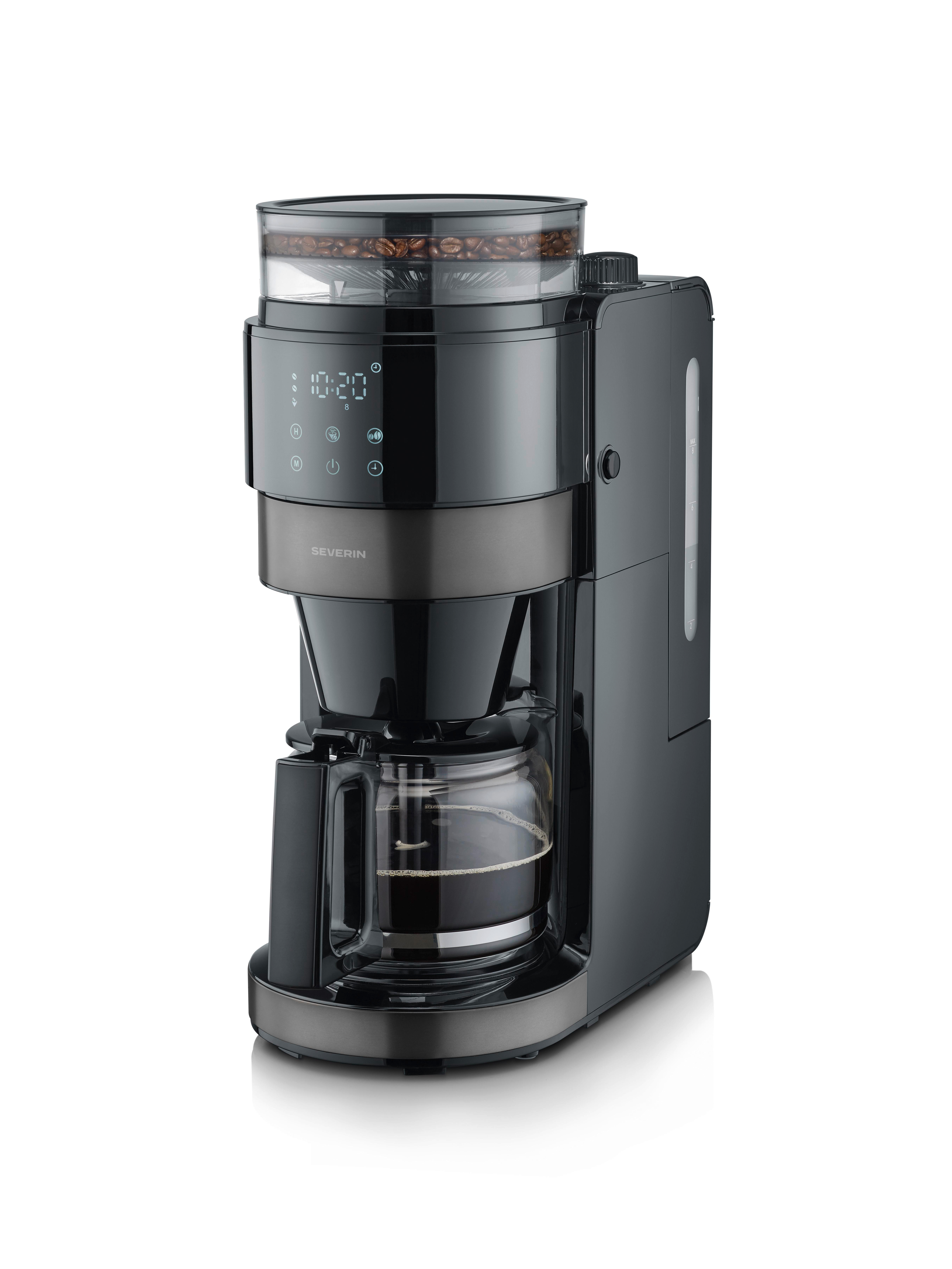 Schwarze Kaffeemaschine mit Kaffeebohnen im Mahlwerk und gefüllter Glaskanne.