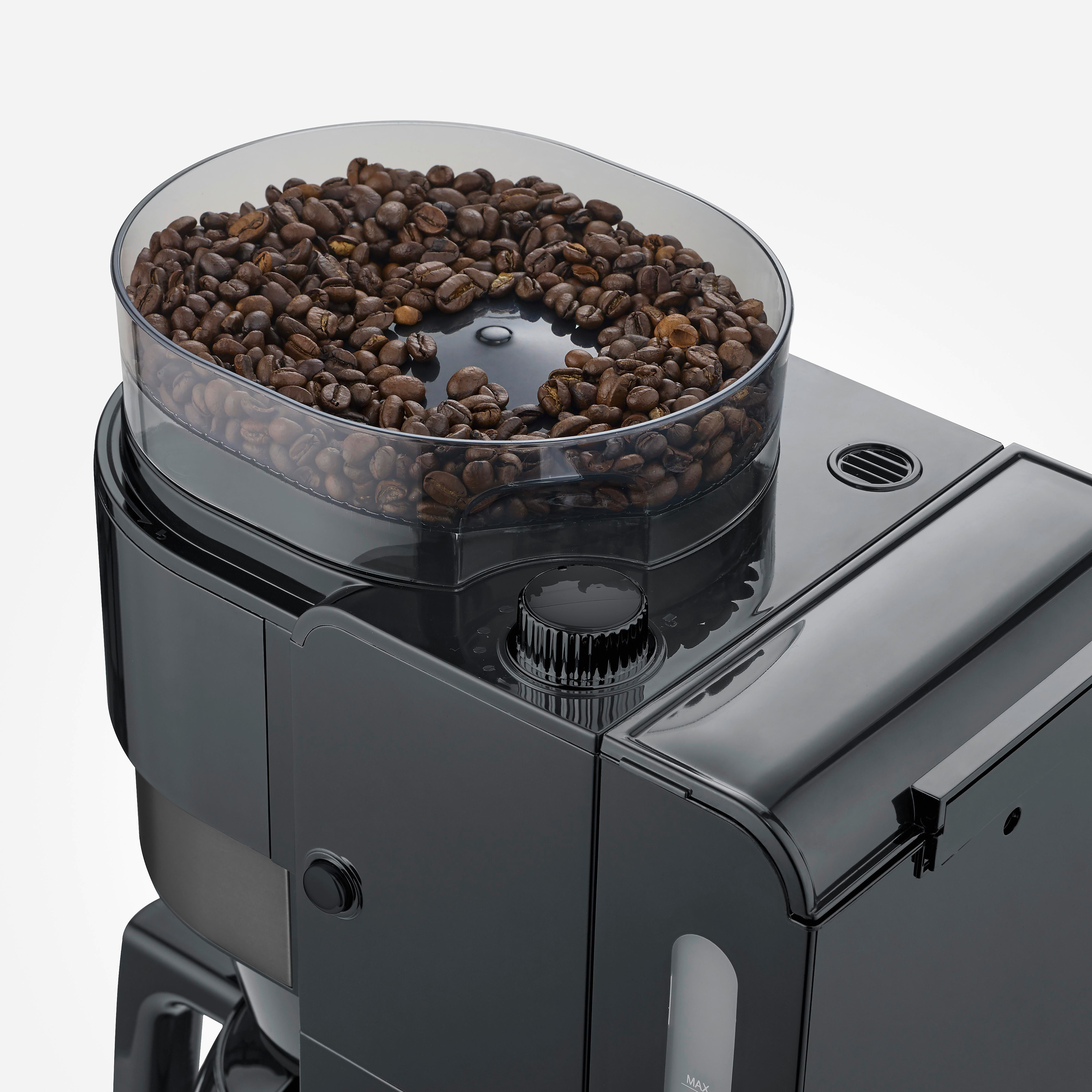 Eine schwarze Kaffeemaschine mit einer gefüllten Bohne-Klarschale.