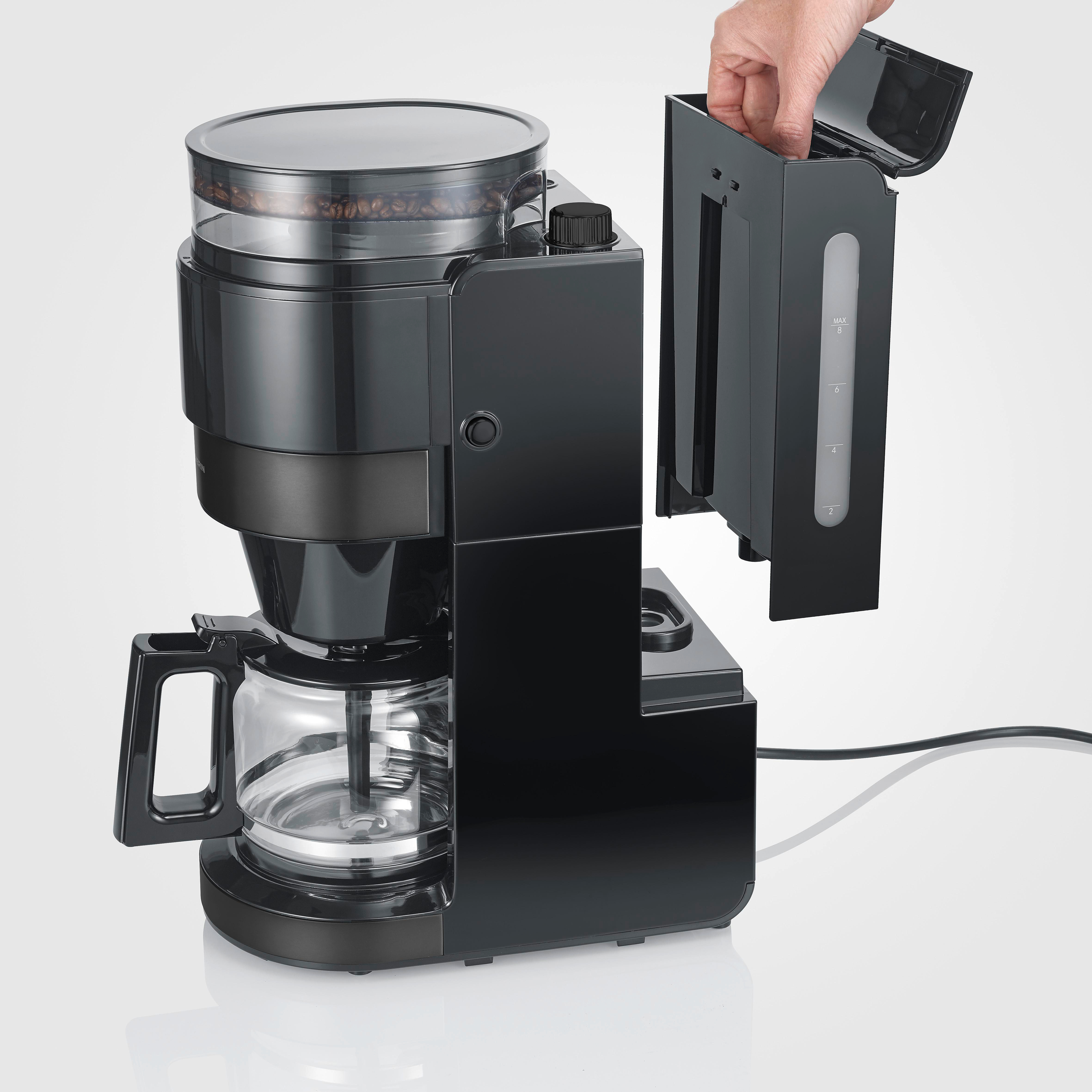 Eine schwarze Kaffeemaschine mit sichtbaren Kaffeebohnen und einem herausnehmbaren Wassertank.