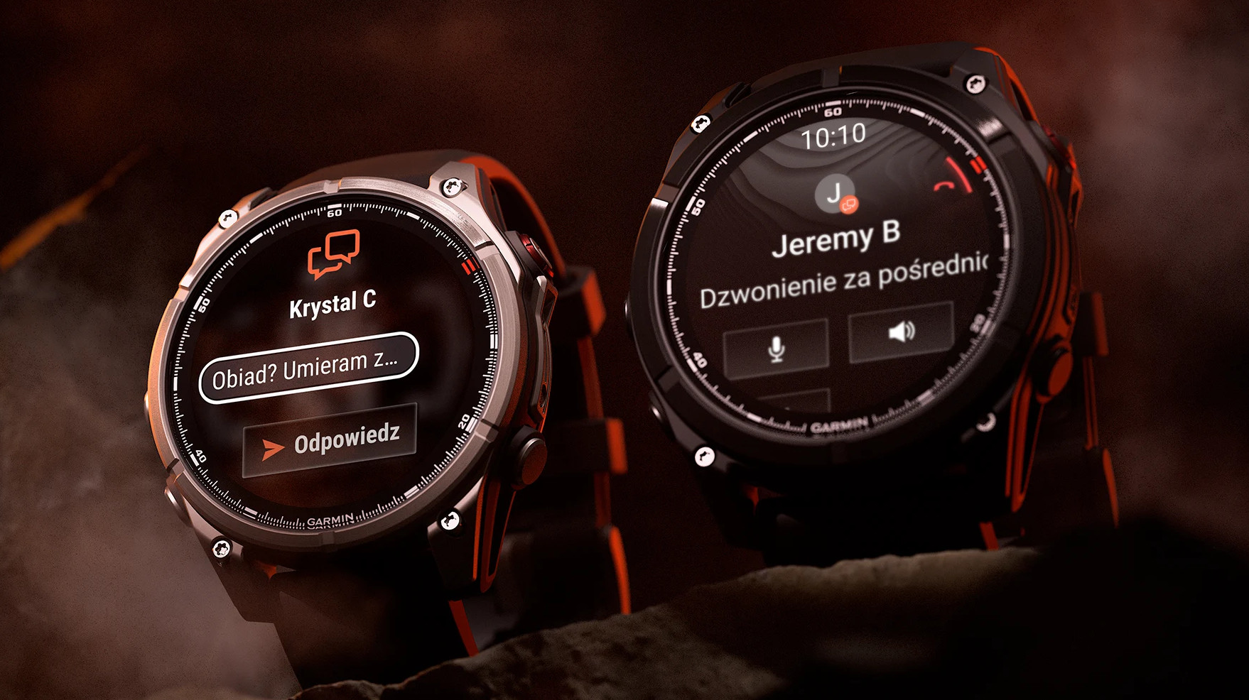 Dwa zegarki Garmin wyświetlają powiadomienia. Jeden pokazuje tekst, drugi rozmowę.