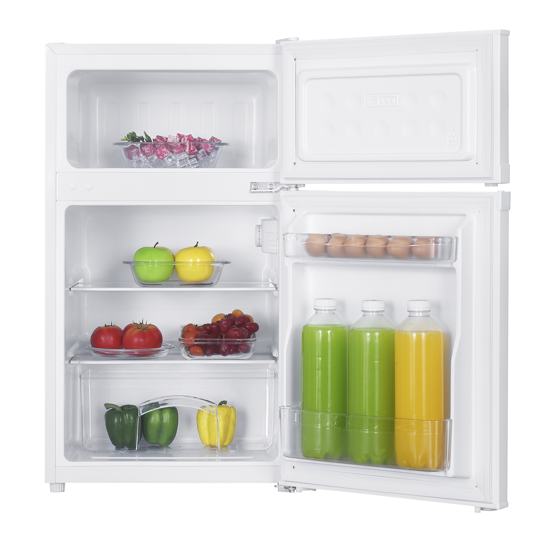 Un refrigerador blanco abierto con alimentos: frutas, verduras, huevos y bebidas.