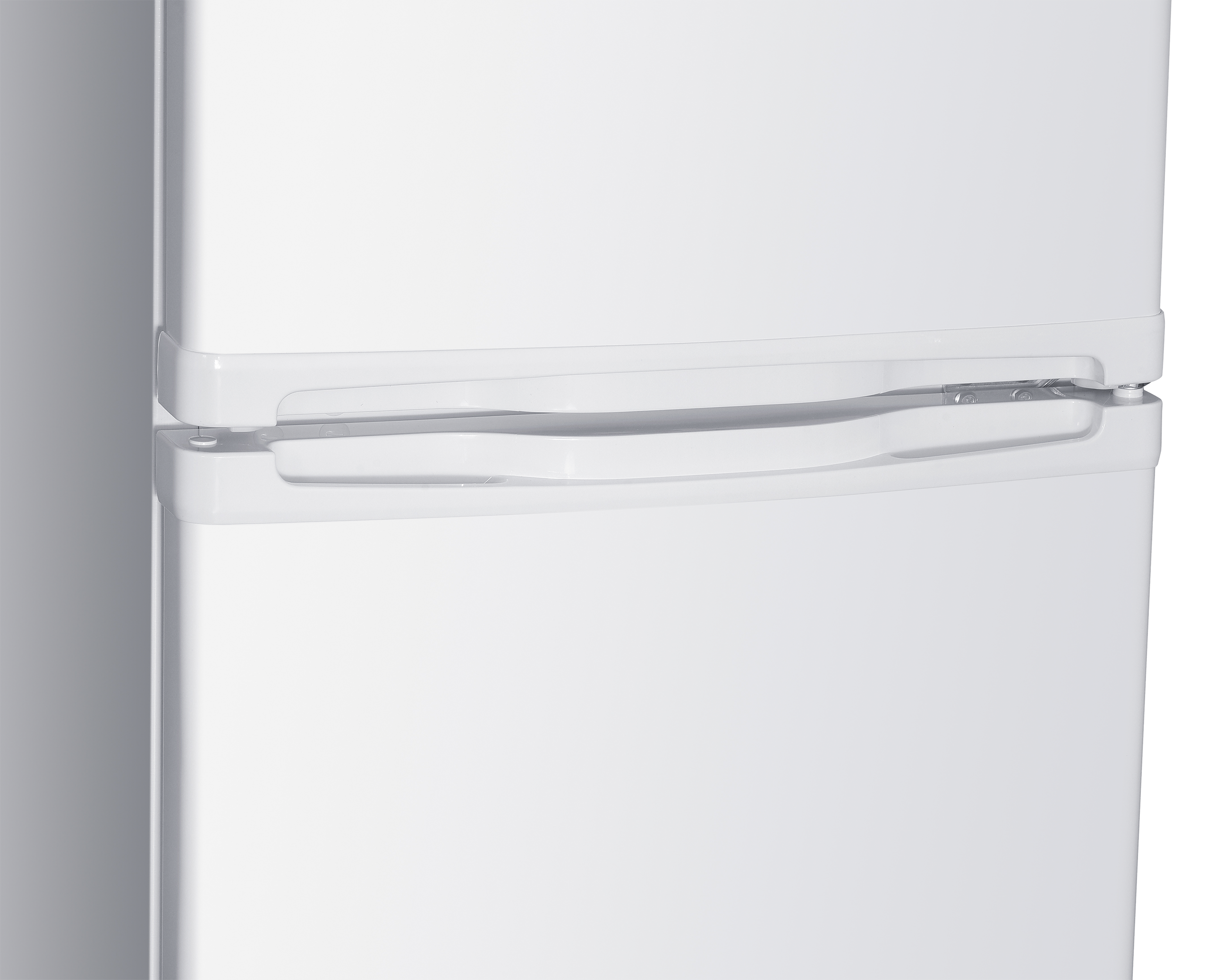 Primer plano de un refrigerador blanco con asa y bisagras plateadas.