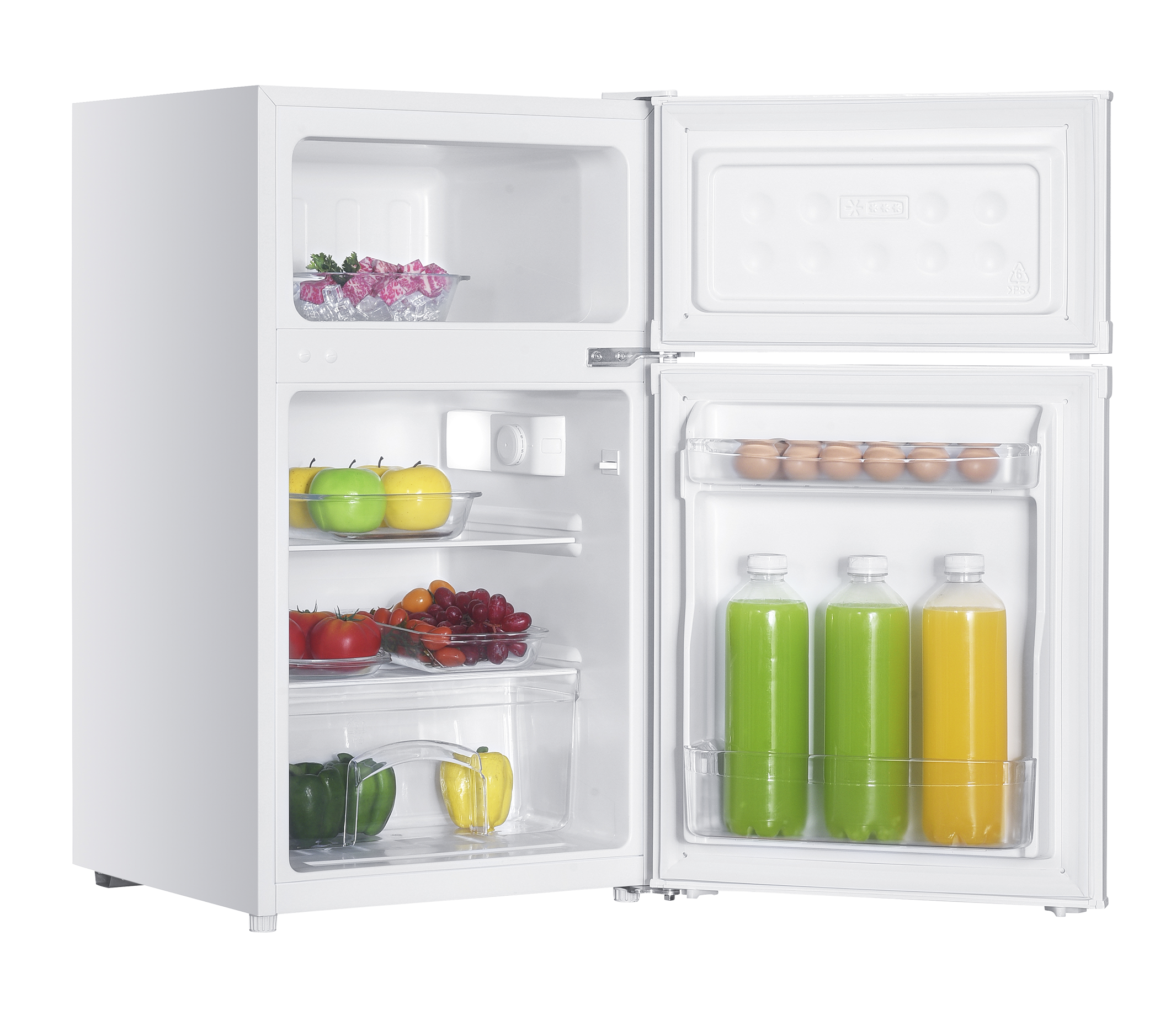Un refrigerador blanco abierto con alimentos: manzanas, tomates, uvas, pimientos, huevos y bebidas.