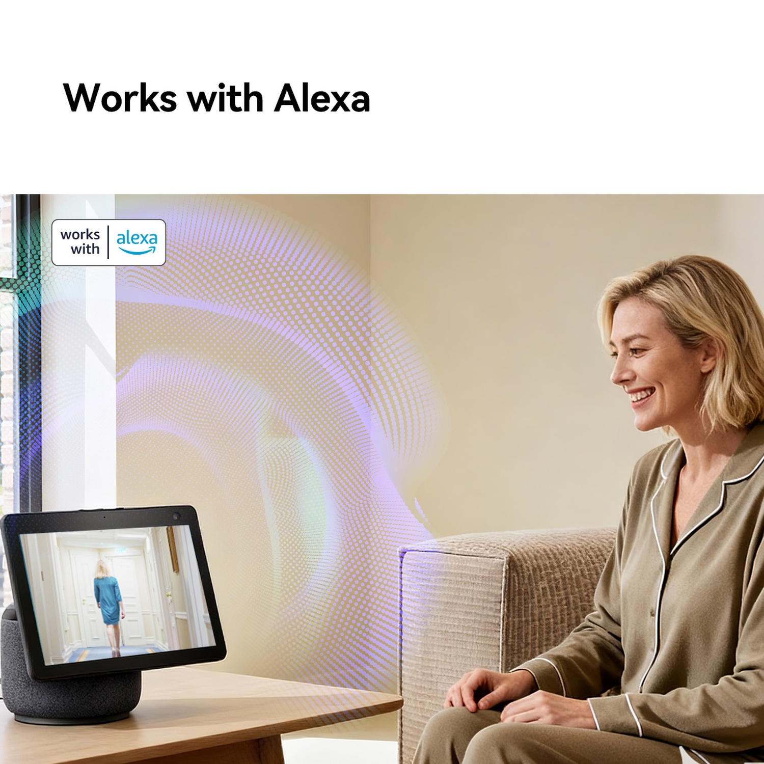 Vrouw in pyjama lacht naar Echo-scherm met vrouw in blauwe jurk. Werkt met Alexa.