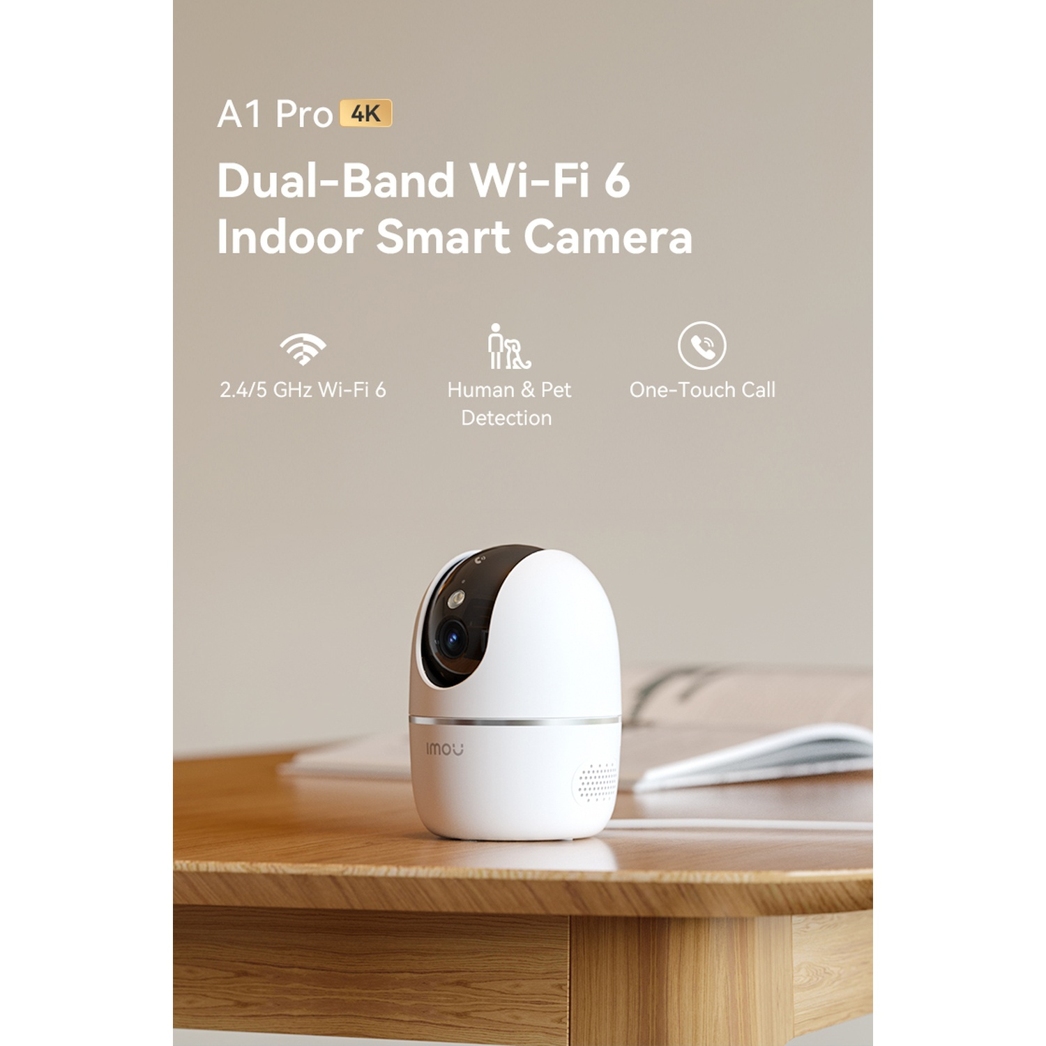 Caméra intérieure intelligente blanche 4K Wi-Fi 6 double bande sur table bois.