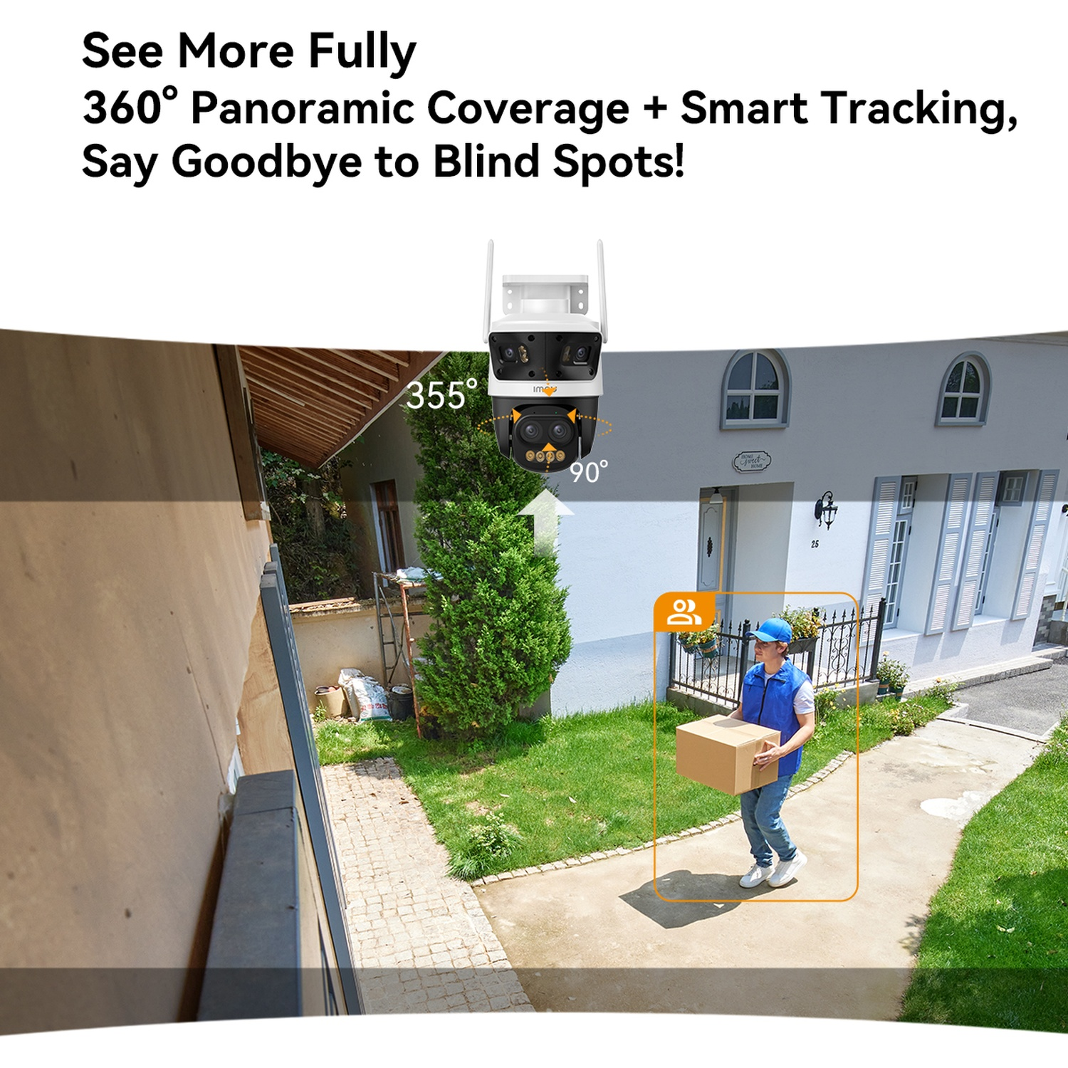 Un livreur porte un colis devant une maison, avec une caméra de surveillance montée.