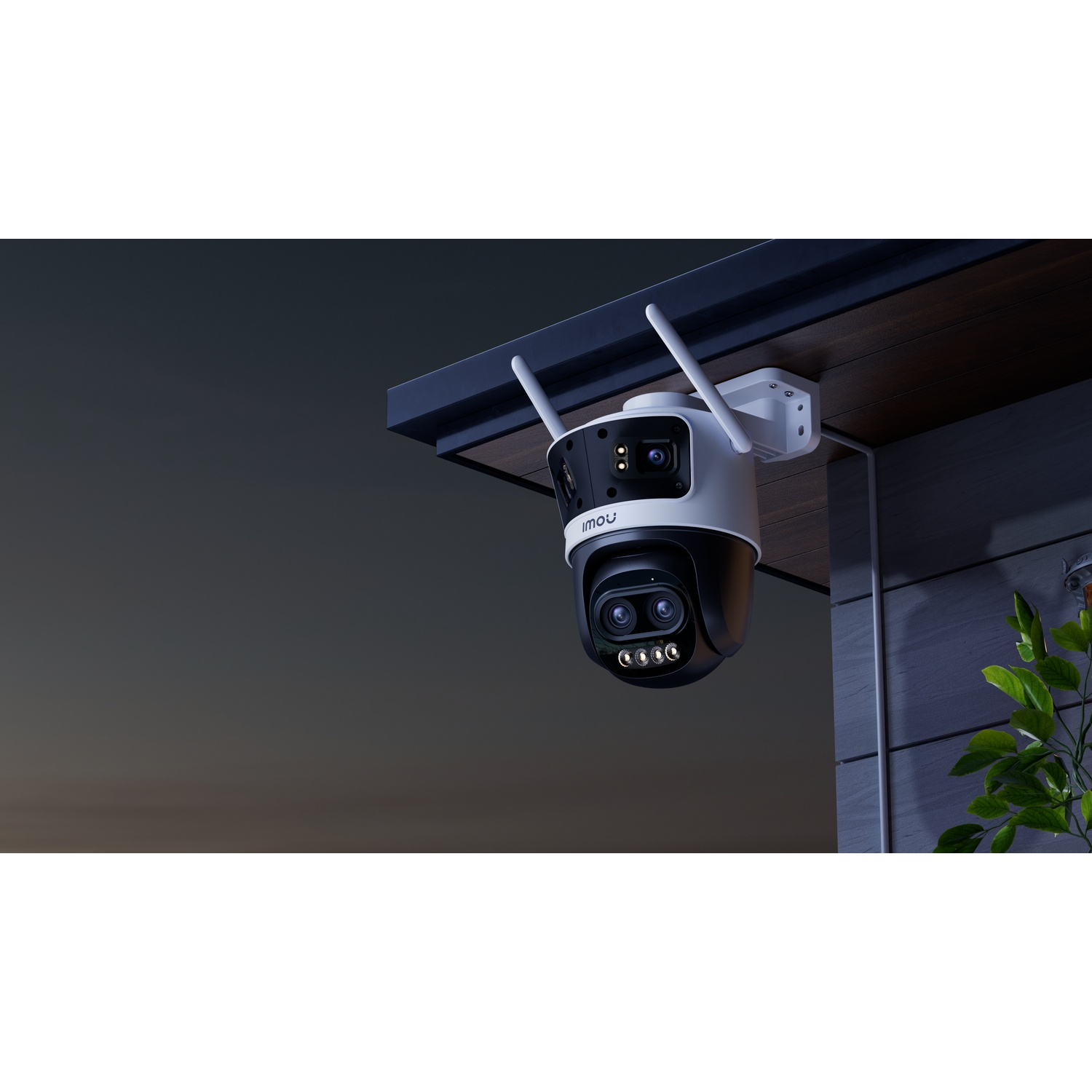 Une caméra de surveillance blanche avec des antennes pend sous un avant-toit.