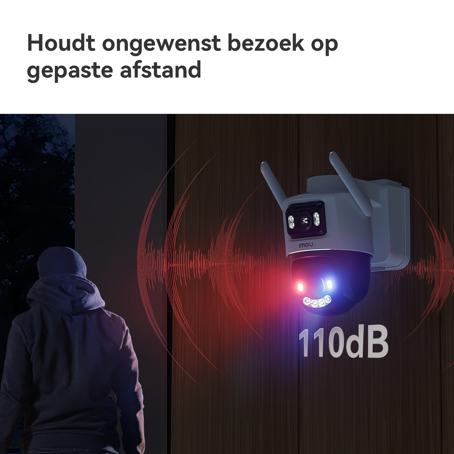 Un homme en vêtements sombres regarde une caméra de sécurité avec alarme de 110 dB.