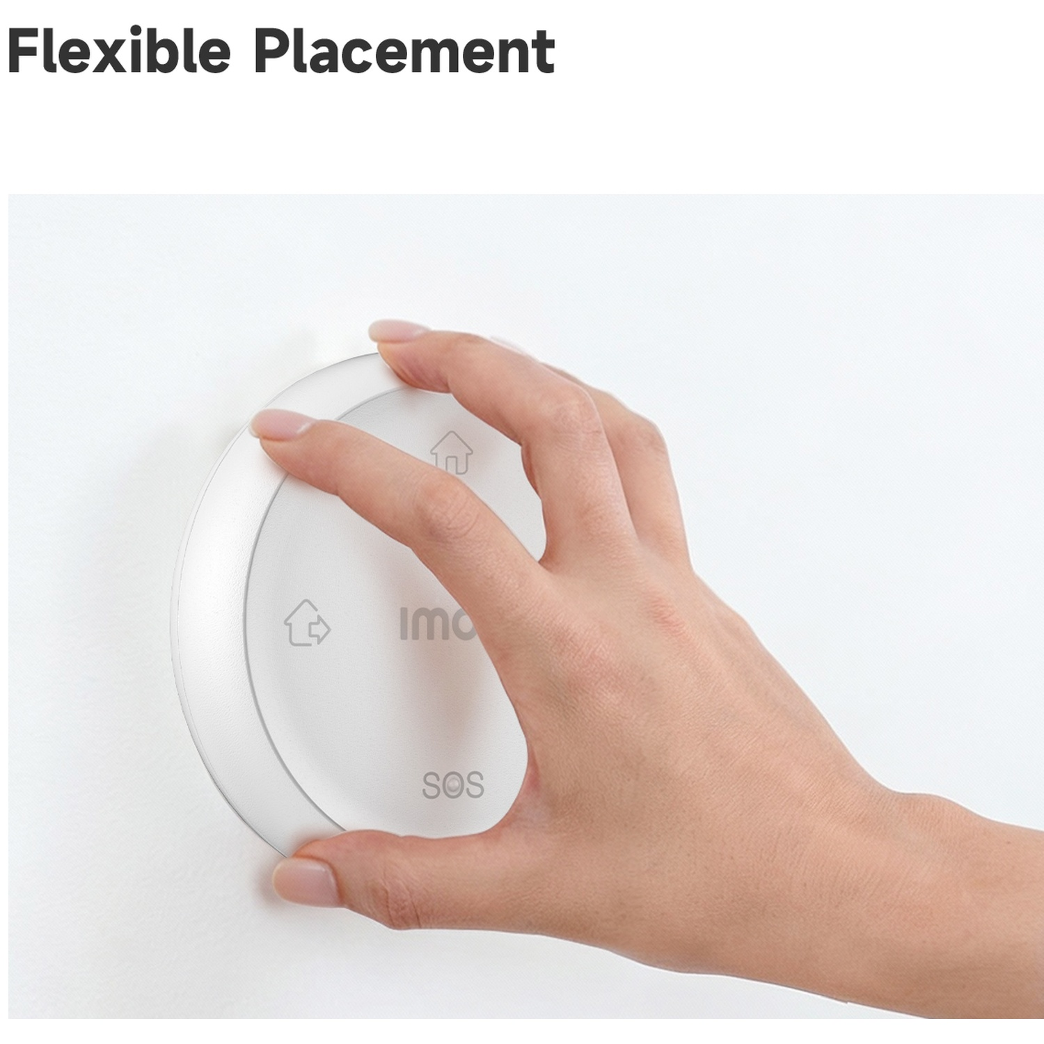 Een hand houdt een rond, wit apparaat met SOS op een muur vast.