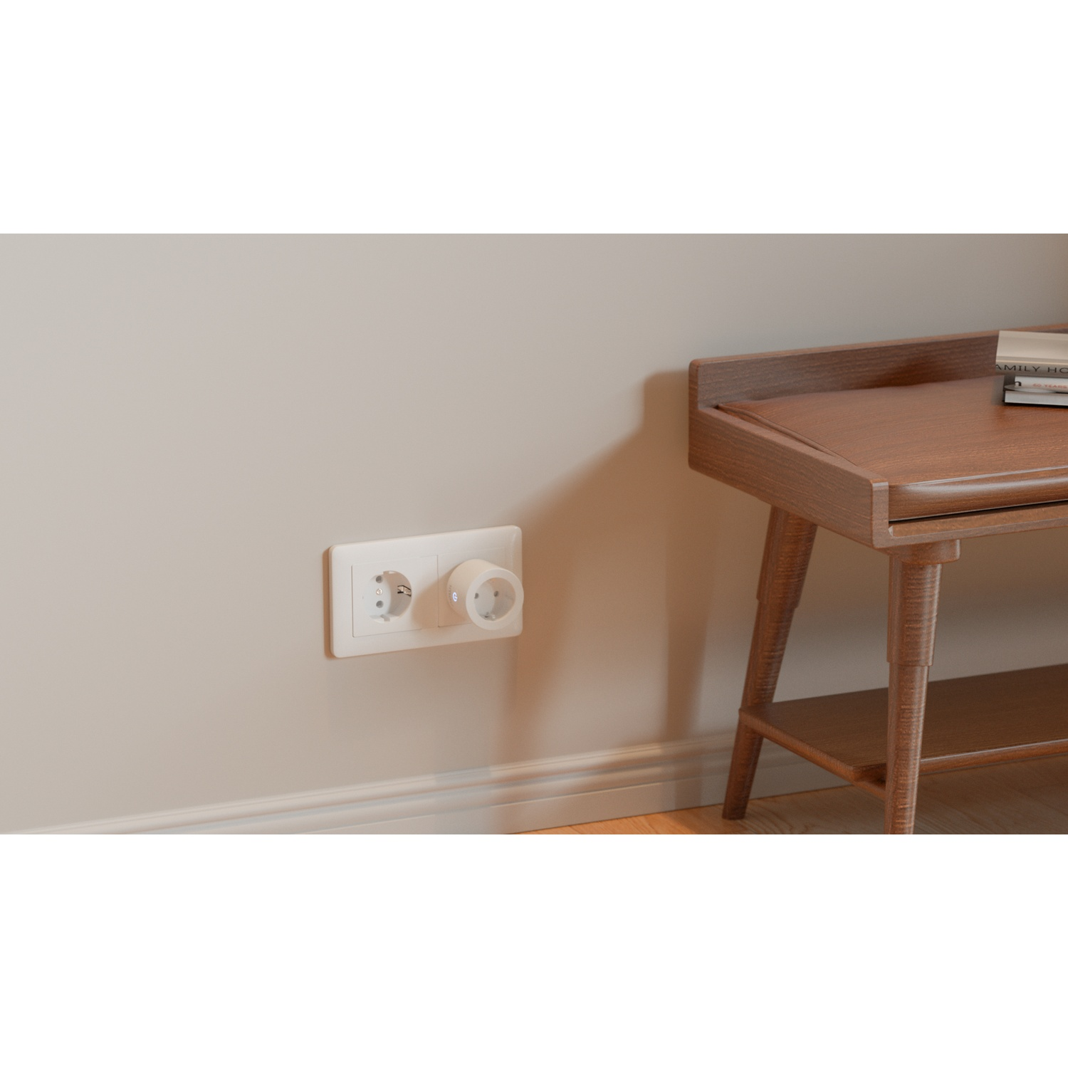 Een witte slimme stekker in een stopcontact aan de muur naast een houten meubel.