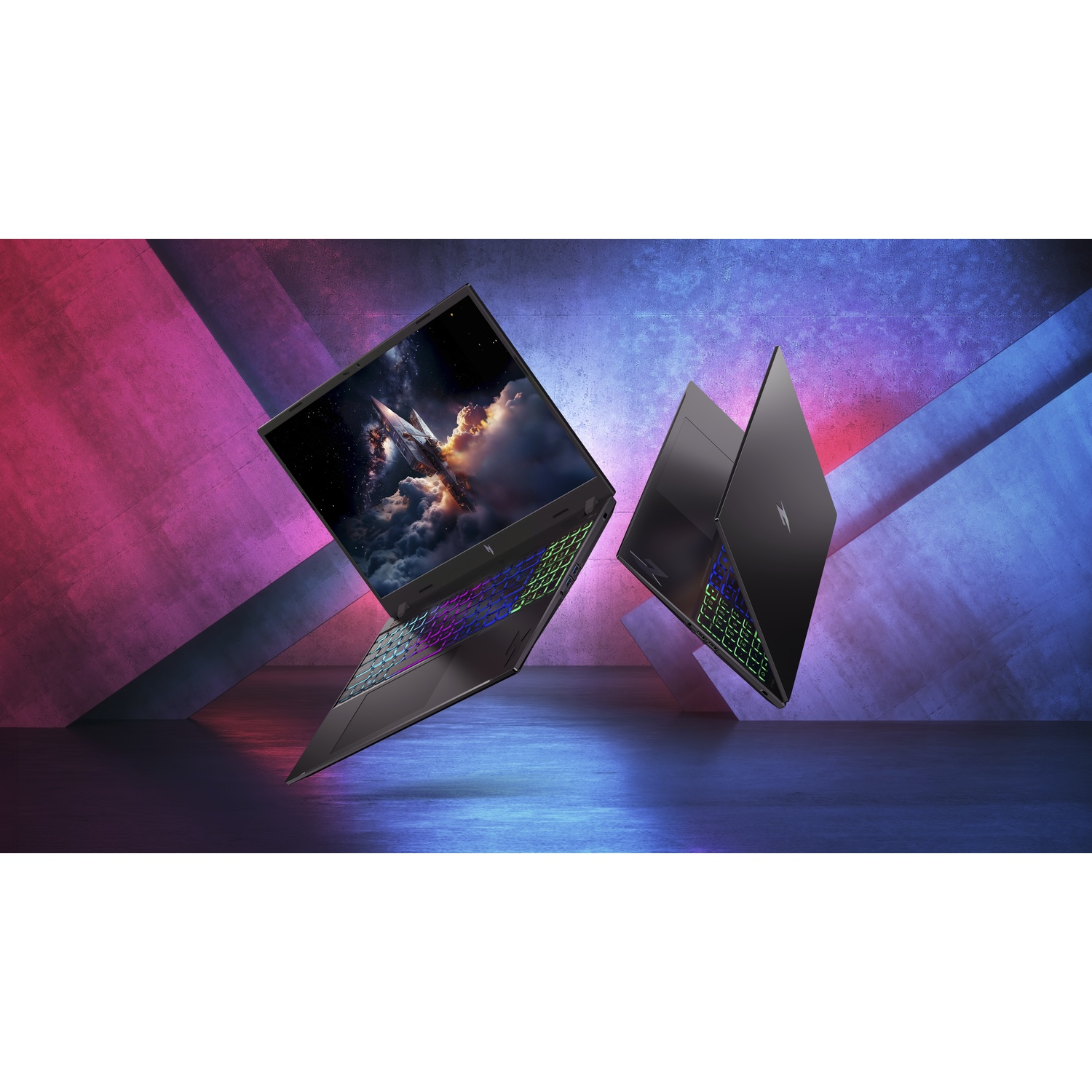 Twee strakke laptops met RGB-toetsenborden zweven in een kamer met geometrische muren, verlicht door roze en blauw licht.