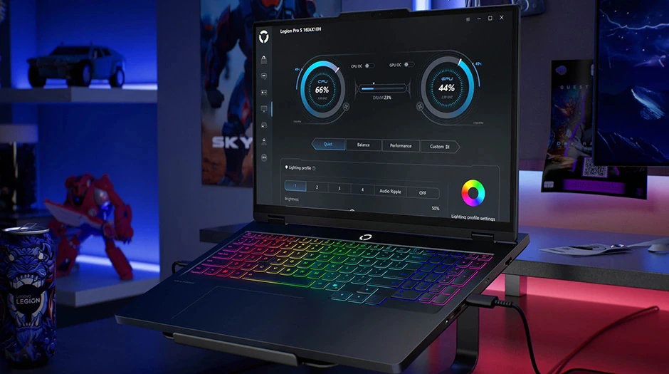 Laptop z klawiaturą RGB wyświetla kontrolę wentylatora z użyciem CPU i GPU.