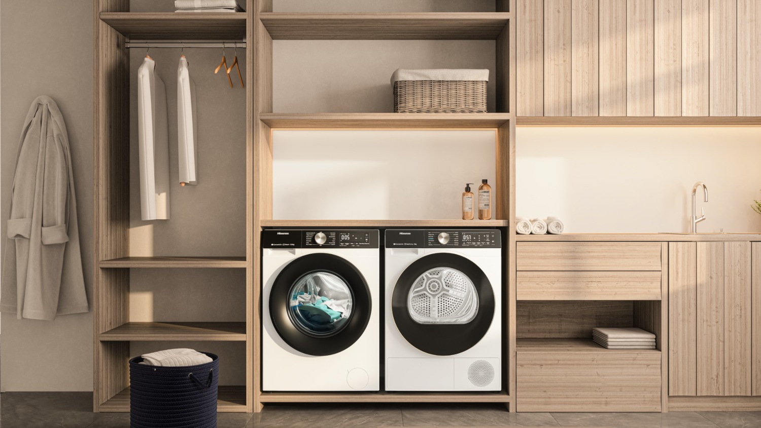 Een moderne wasruimte met wasmachine, droger en houten kasten.