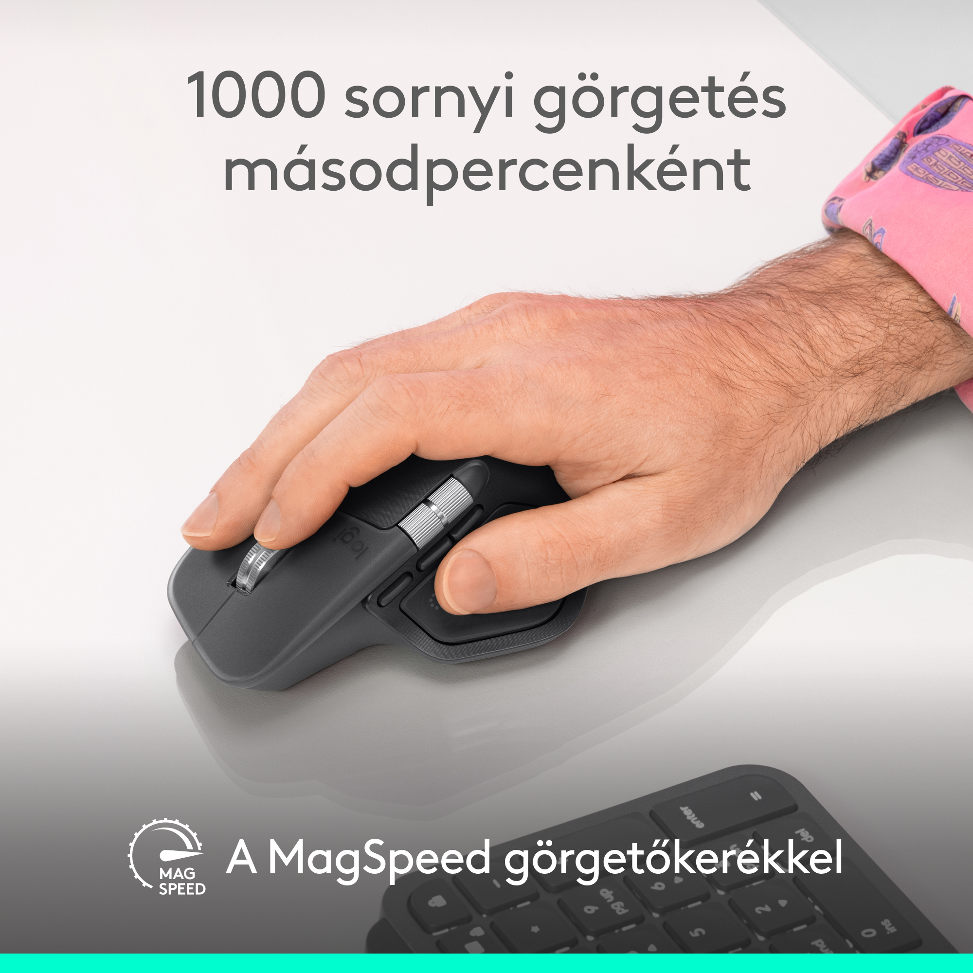 Egy kéz Logitech egeret és billentyűzetet használ. Szöveg magyarul.