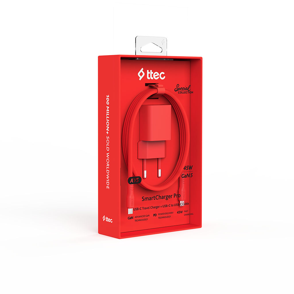 Kırmızı Ttec şarj cihazı ve kablosu kutuda. 45W GaN hızlı şarj.