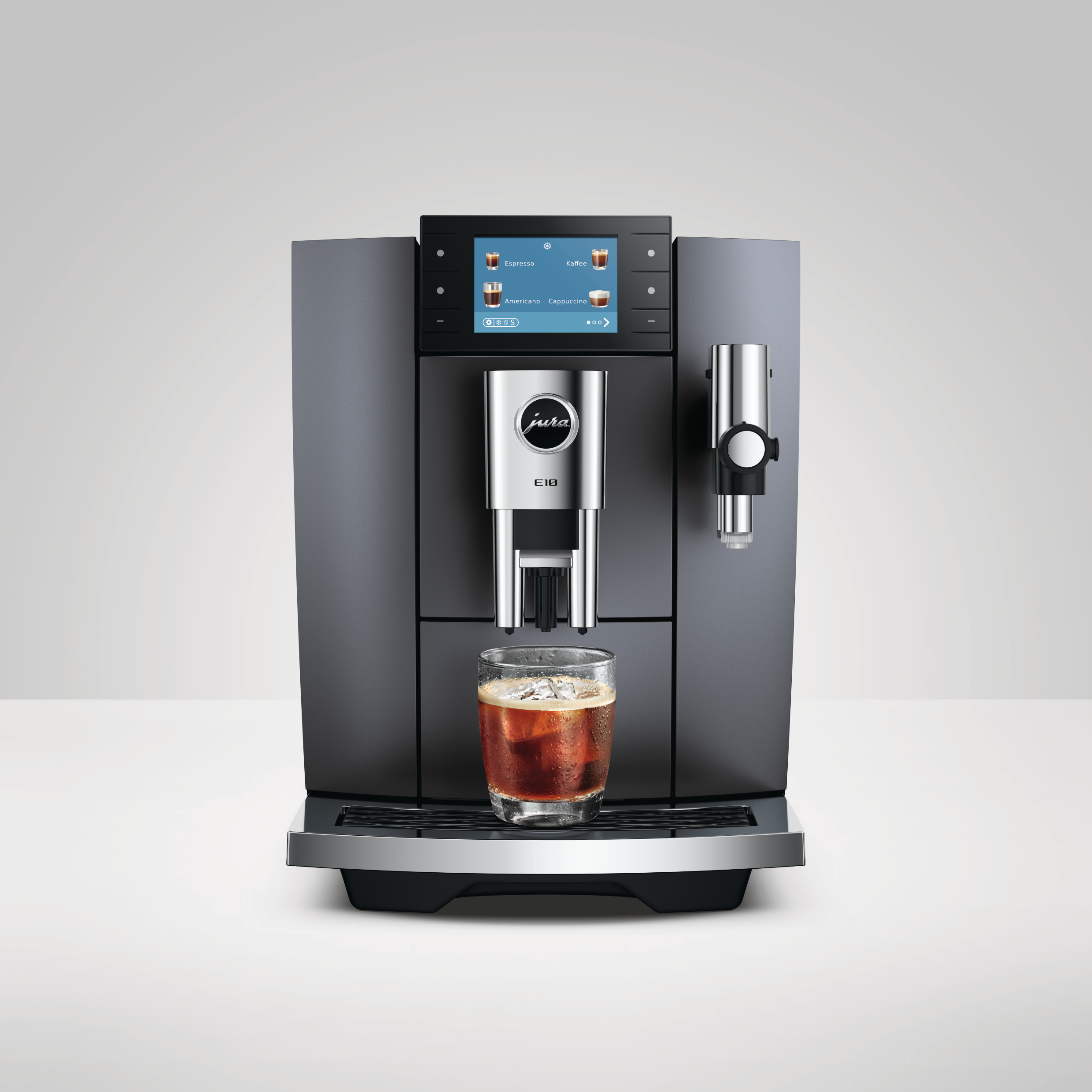 Eine moderne Kaffeemaschine mit einem Glas Eiswasser und Kaffee.