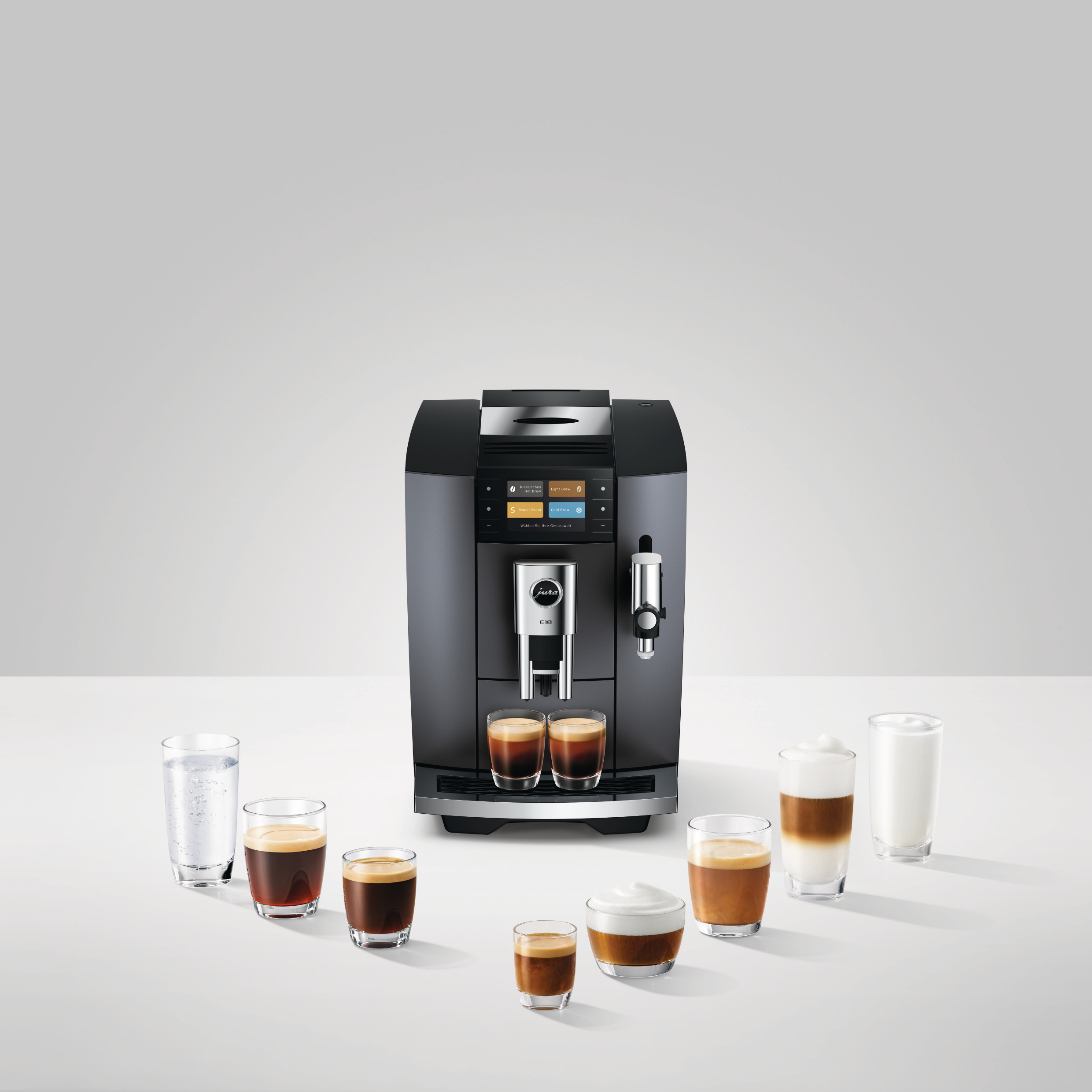 Eine schwarze Kaffeemaschine mit verschiedenen Kaffees und Wasser.