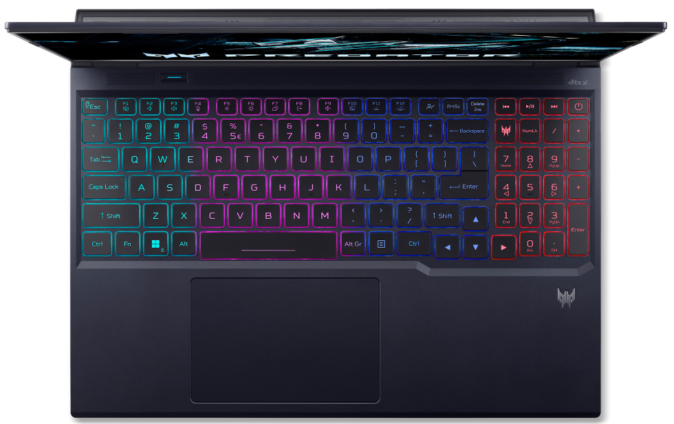 Egy nyitott laptop kék és piros megvilágítású billentyűzettel.